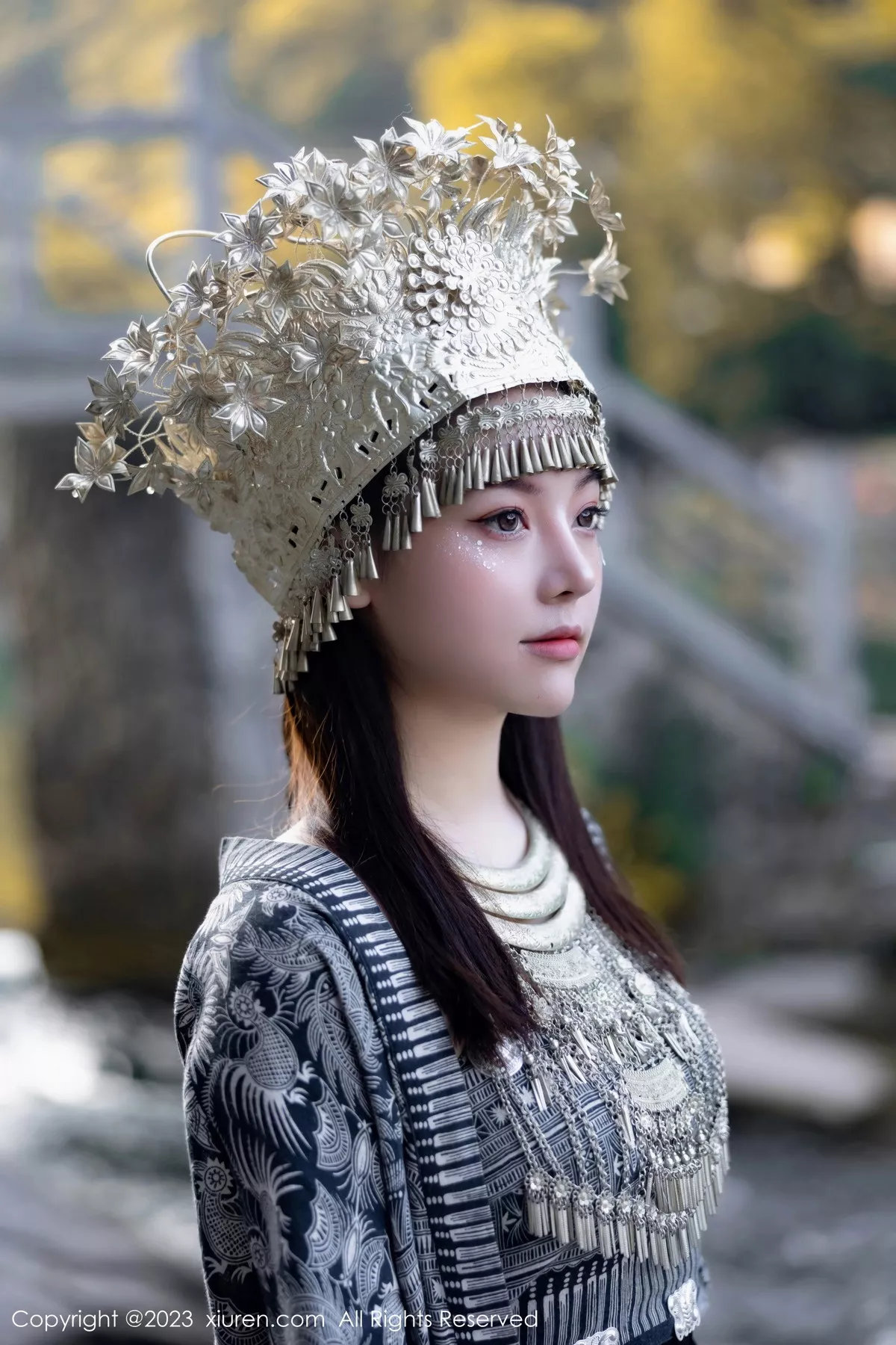 [[XiuRen秀人网]秀人网]No.7448_模特豆瓣酱户外性感银饰苗族服饰半脱秀丰腴身材完美诱惑写真82P