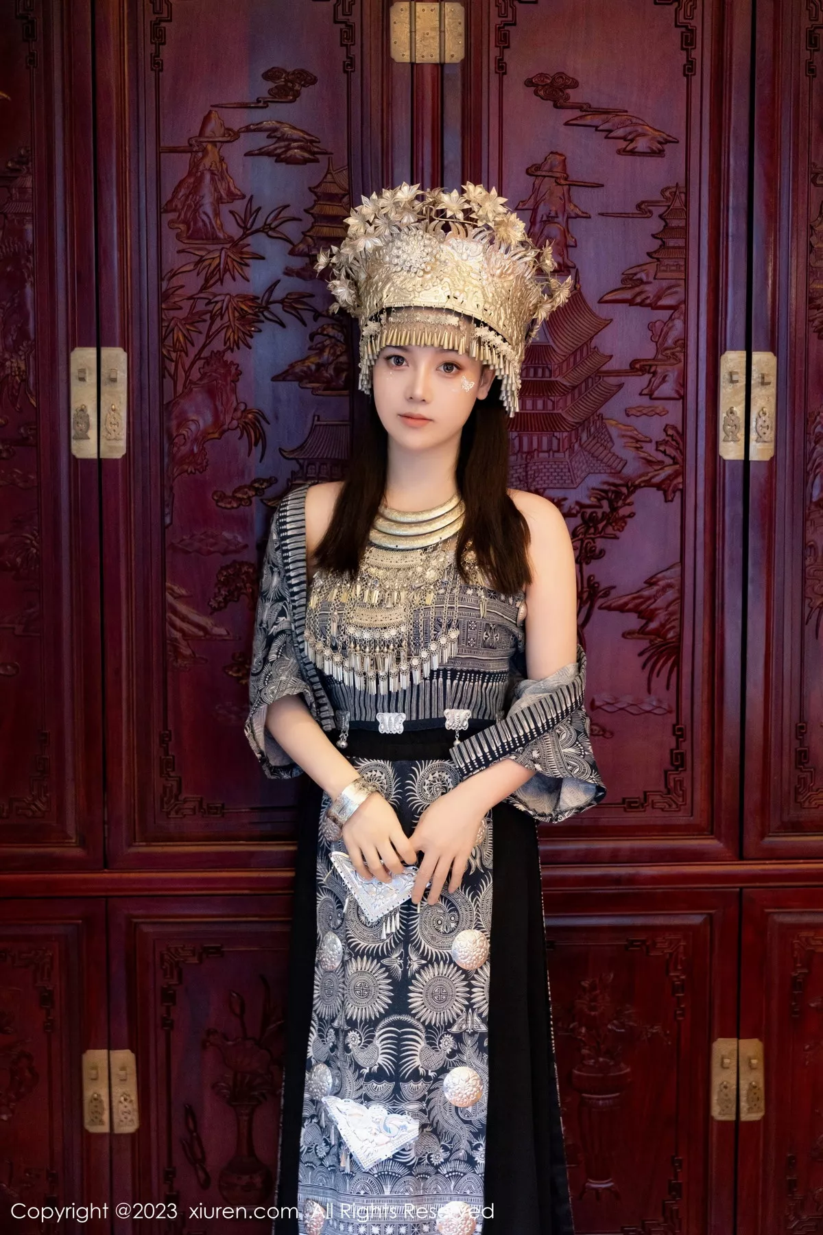 [[XiuRen秀人网]秀人网]No.7448_模特豆瓣酱户外性感银饰苗族服饰半脱秀丰腴身材完美诱惑写真82P