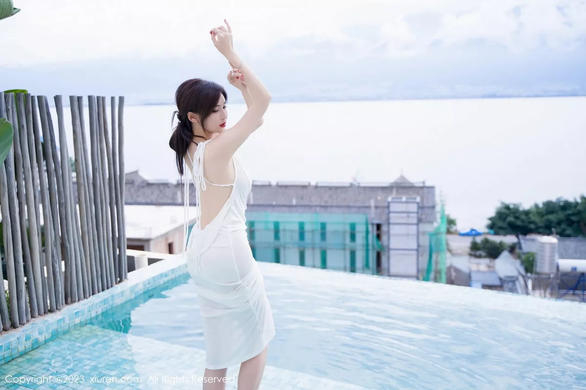 [[XiuRen秀人网]秀人网]No.7461_女神Carol周妍希泳池性感白色连衣长裙湿身秀丰满身材诱惑写真69P