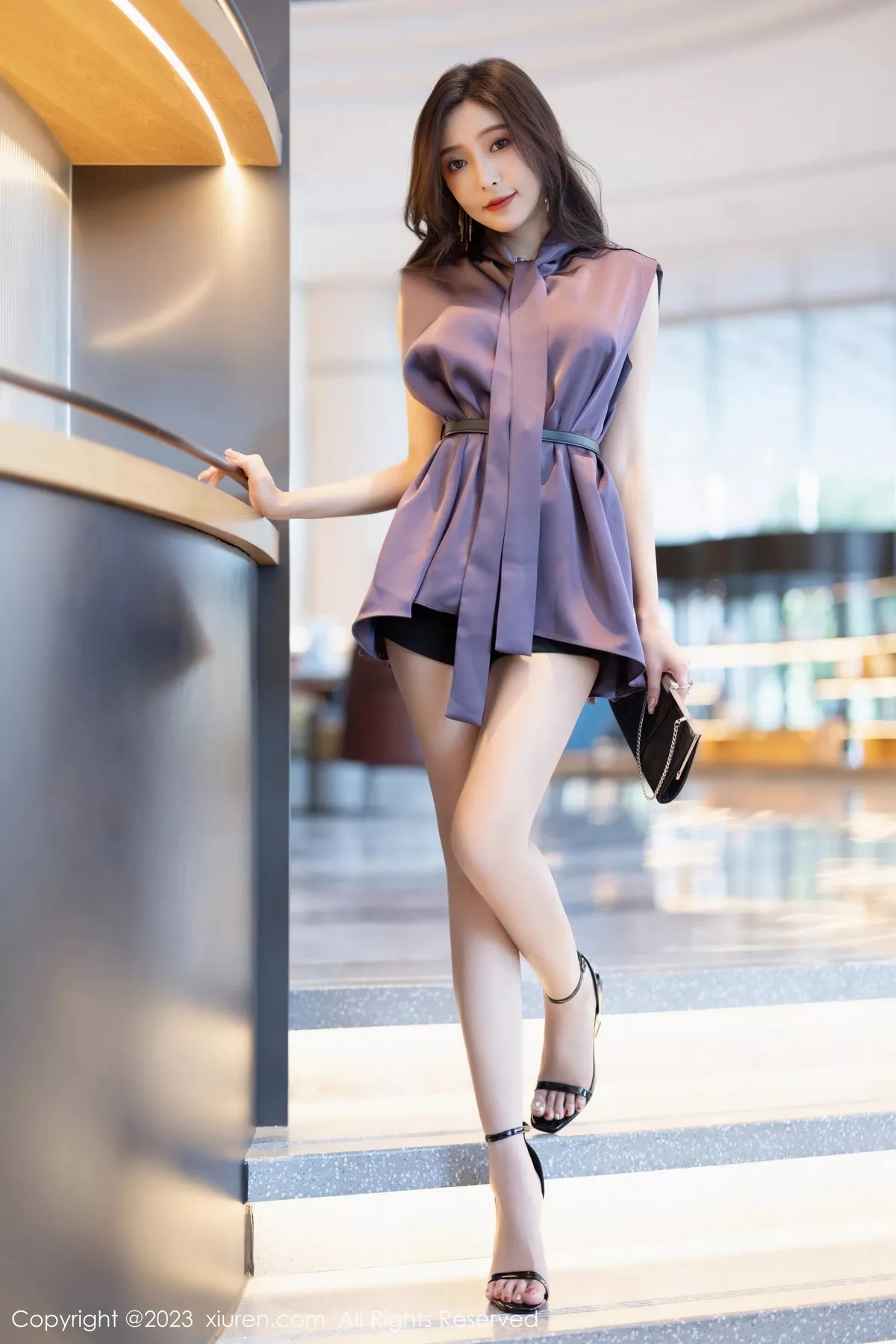 [[XiuRen秀人网]秀人网]No.7462_女神王馨瑶yanni脱紫色上衣露性感白色蕾丝内衣完美诱惑写真80P