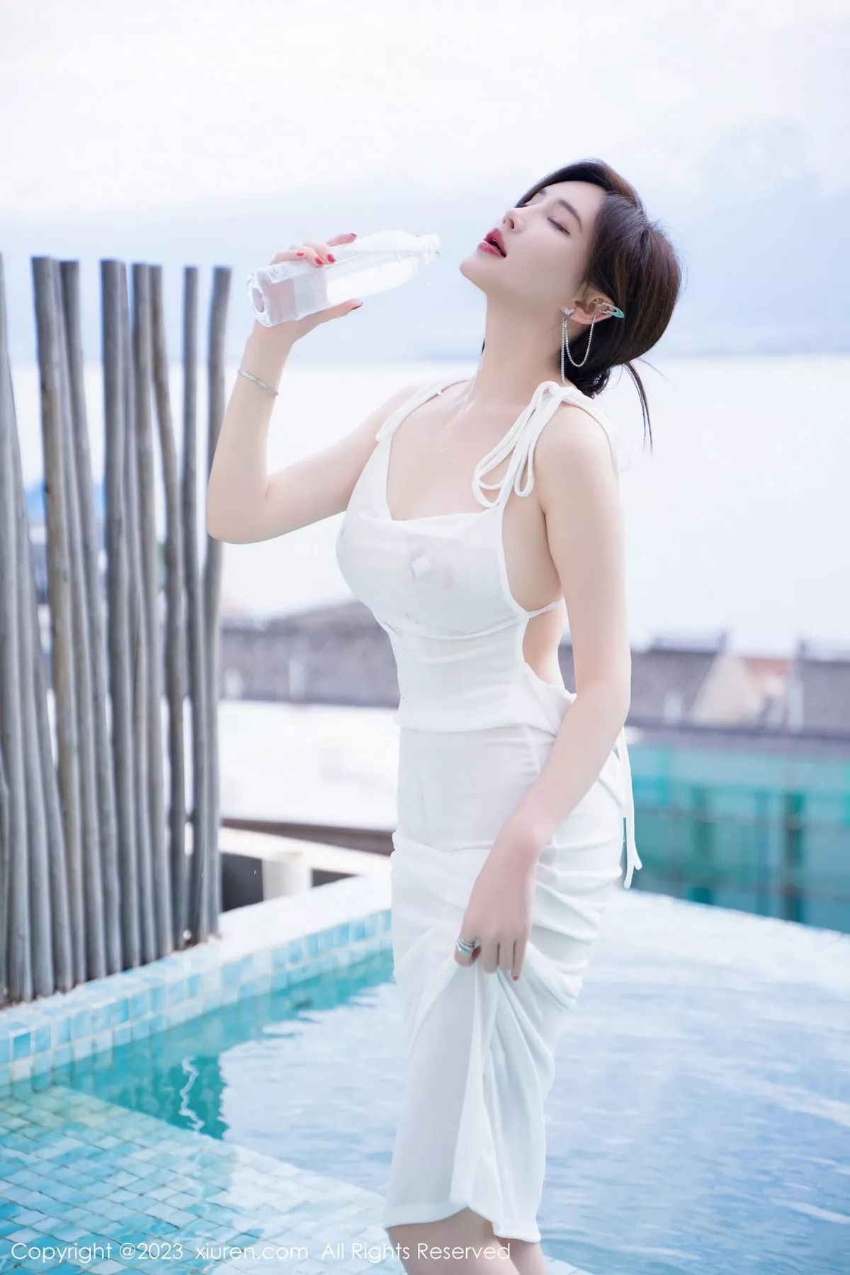 [[XiuRen秀人网]秀人网]No.7461_女神Carol周妍希泳池性感白色连衣长裙湿身秀丰满身材诱惑写真69P