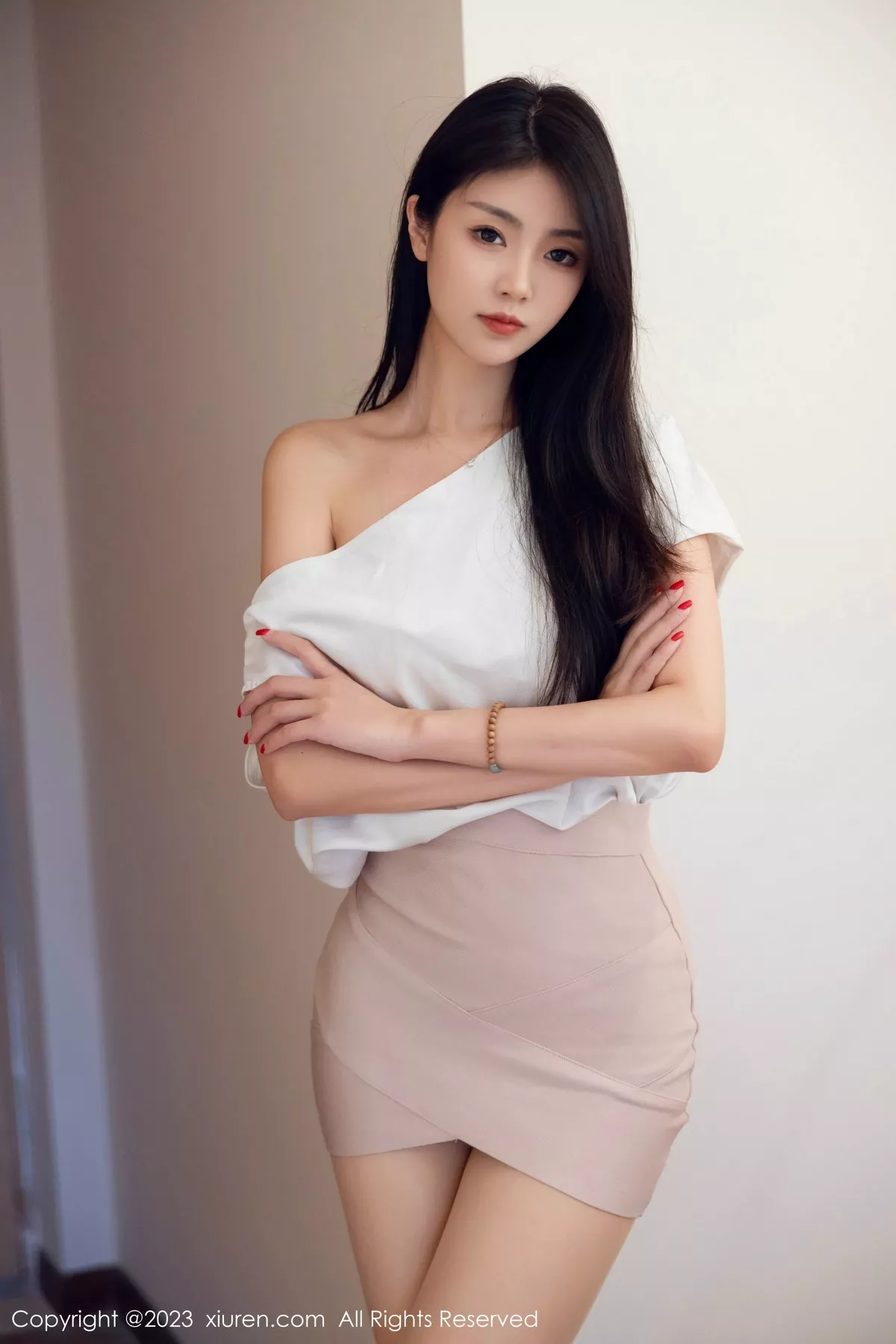 [[XiuRen秀人网]秀人网]No.7457_模特可乐Vicky性感白色上衣配粉色短裙露原色丝袜妩媚诱惑写真95P