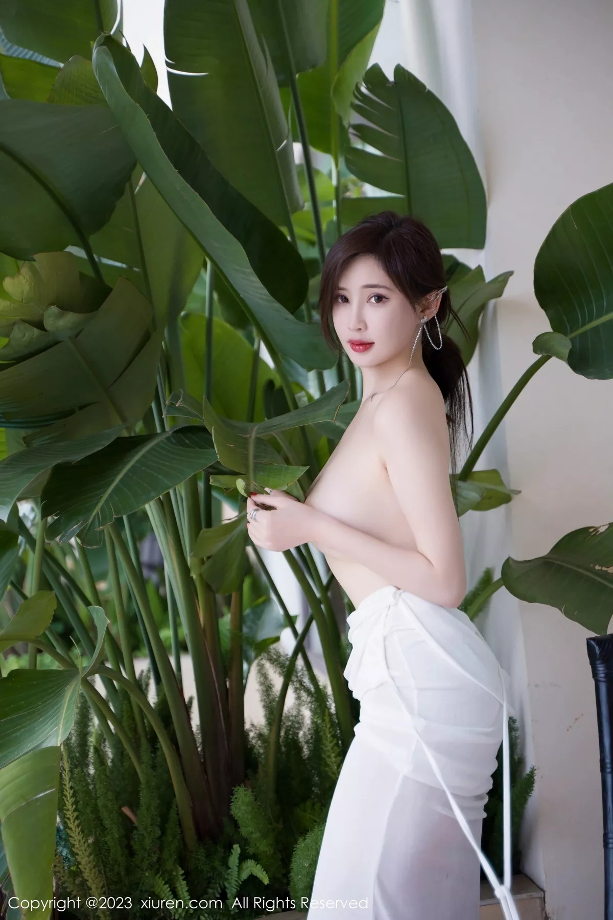 [[XiuRen秀人网]秀人网]No.7461_女神Carol周妍希泳池性感白色连衣长裙湿身秀丰满身材诱惑写真69P