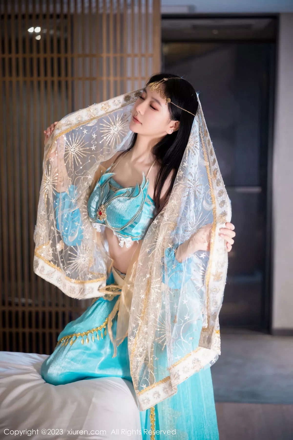 [[XiuRen秀人网]秀人网]No.7469_模特幼幼性感蓝色西域舞娘短裙露黑色内裤秀白嫩美腿诱惑写真82P