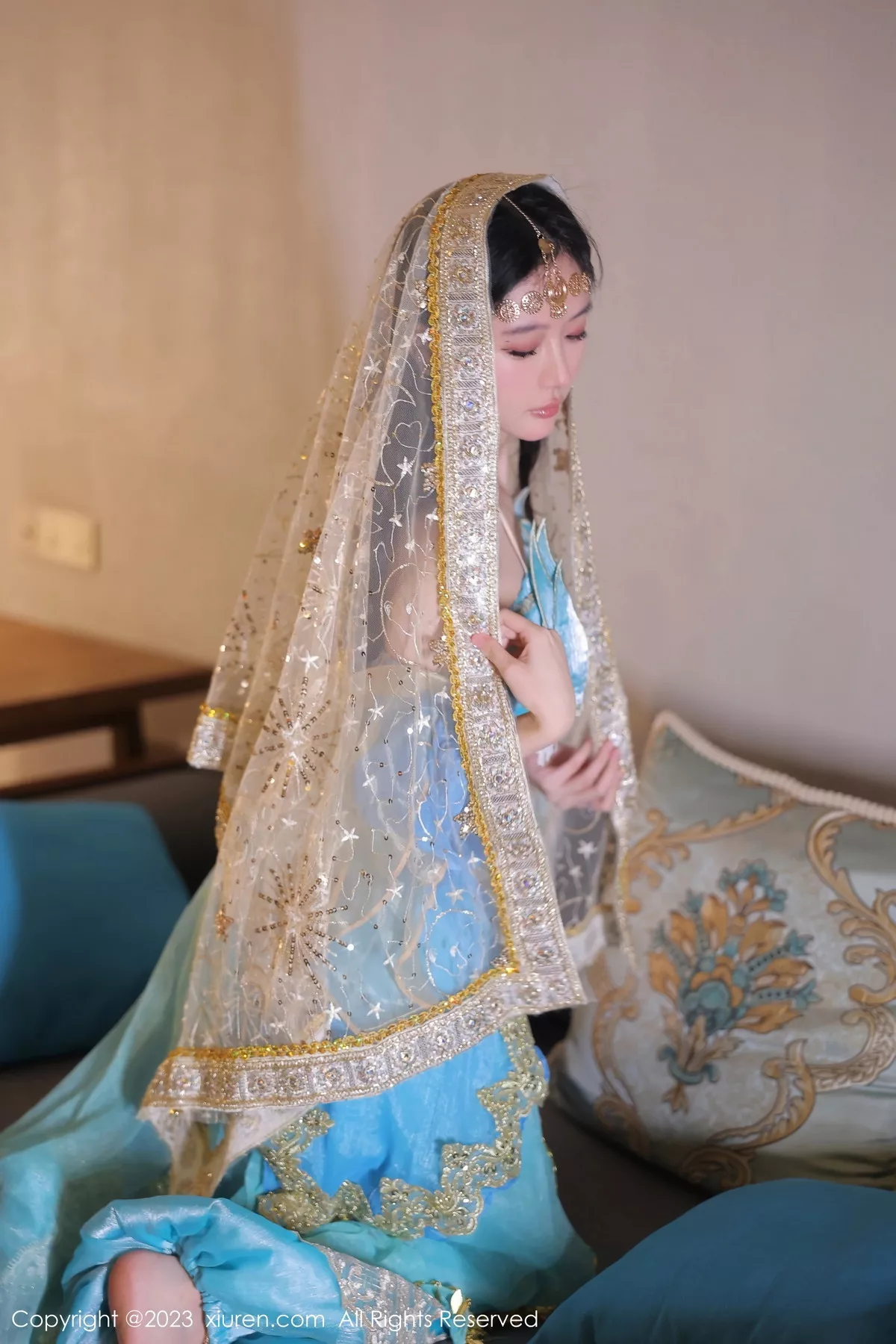 [[XiuRen秀人网]秀人网]No.7469_模特幼幼性感蓝色西域舞娘短裙露黑色内裤秀白嫩美腿诱惑写真82P