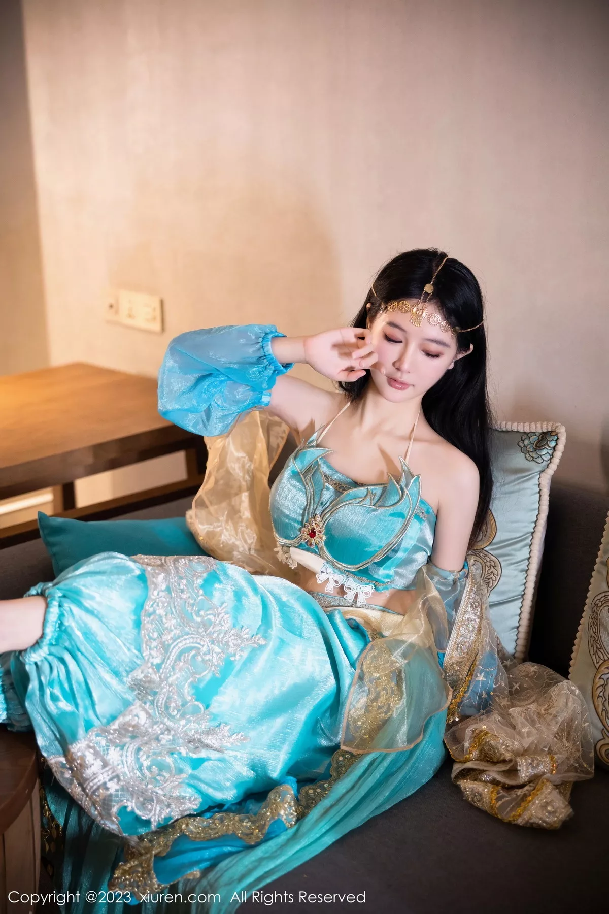 [[XiuRen秀人网]秀人网]No.7469_模特幼幼性感蓝色西域舞娘短裙露黑色内裤秀白嫩美腿诱惑写真82P