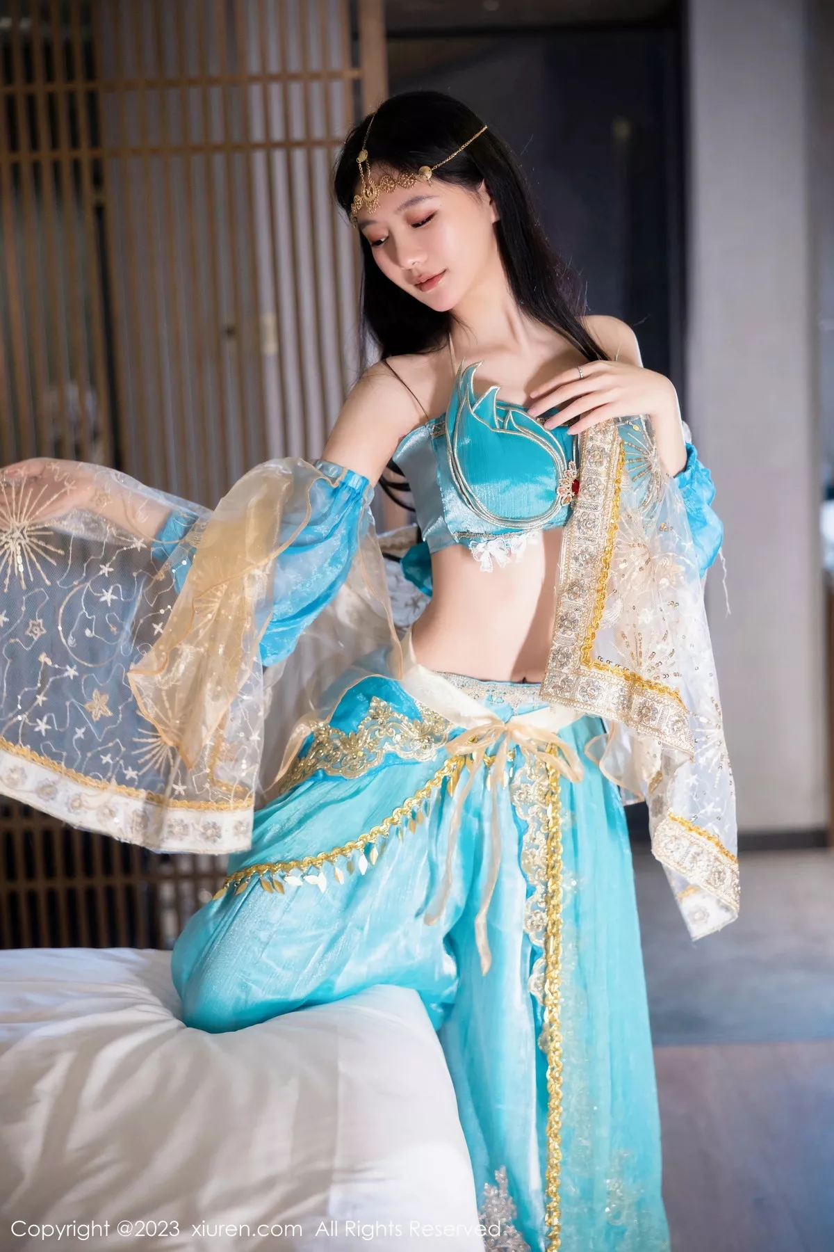 [[XiuRen秀人网]秀人网]No.7469_模特幼幼性感蓝色西域舞娘短裙露黑色内裤秀白嫩美腿诱惑写真82P