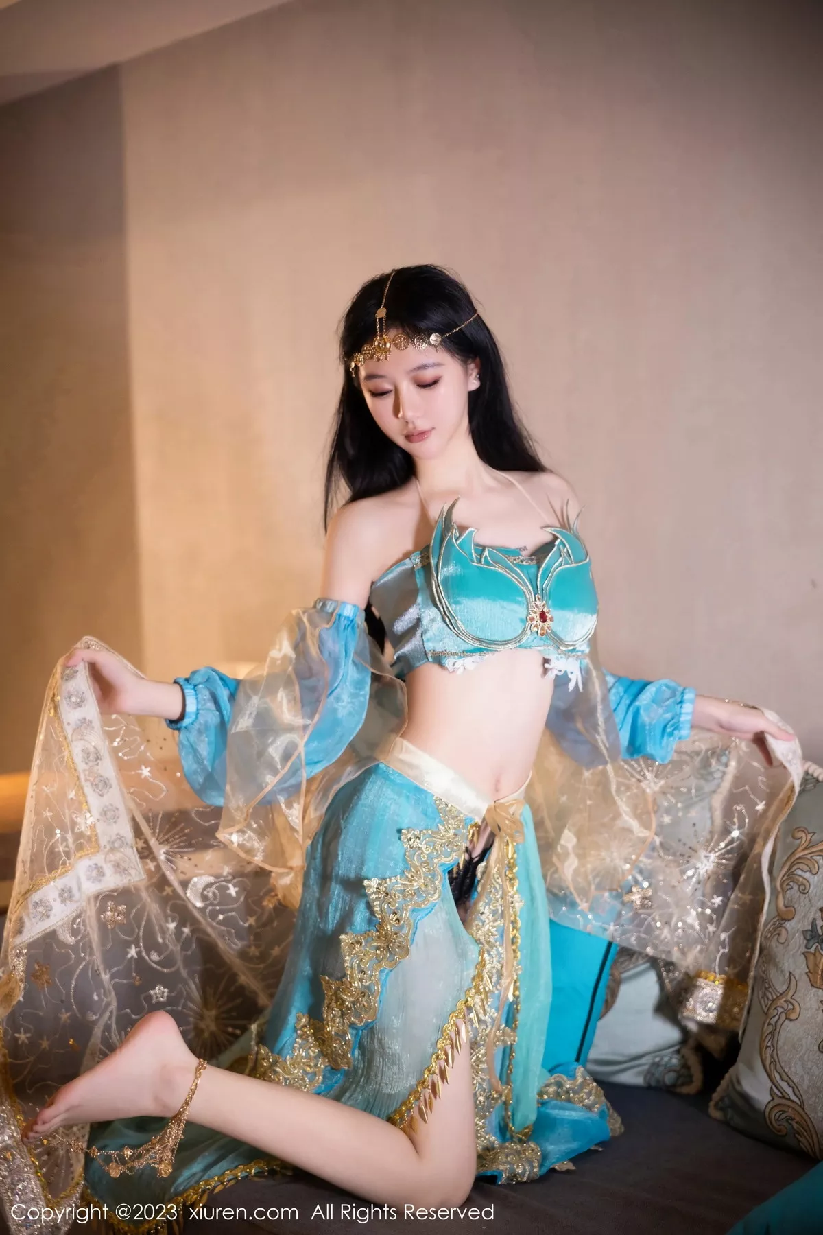 [[XiuRen秀人网]秀人网]No.7469_模特幼幼性感蓝色西域舞娘短裙露黑色内裤秀白嫩美腿诱惑写真82P