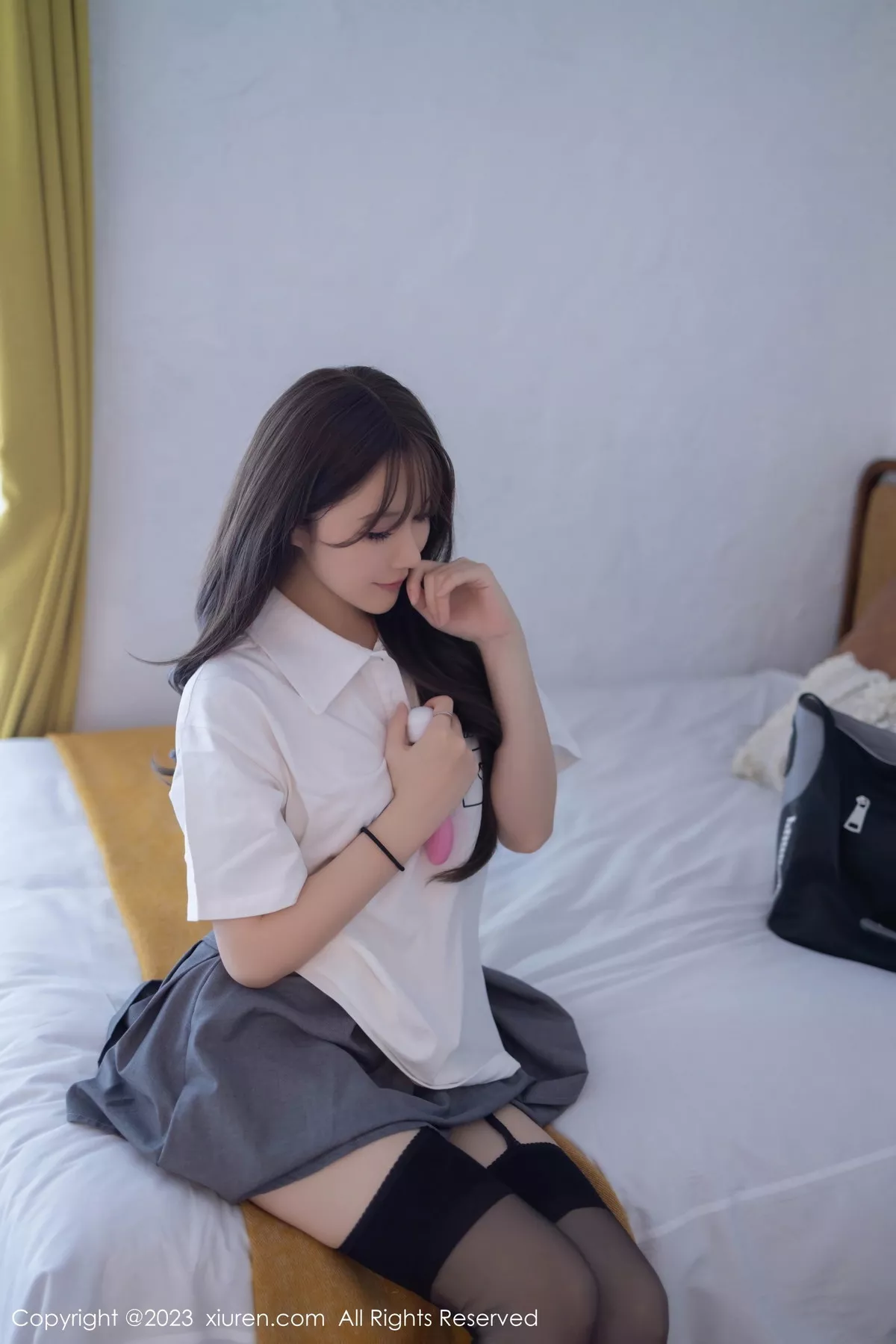 [[XiuRen秀人网]秀人网]No.7475_模特鱼子酱Fish性感白T配灰短裙露黑丝吊袜秀曼妙身姿诱惑写真85P