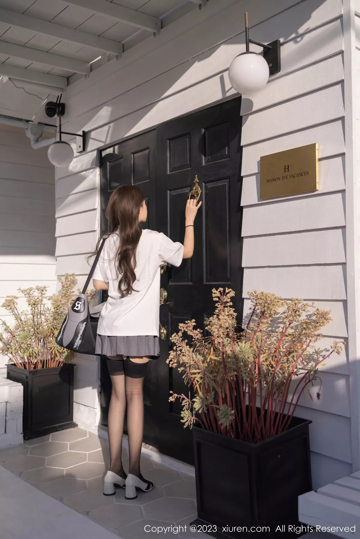 [[XiuRen秀人网]秀人网]No.7475_模特鱼子酱Fish性感白T配灰短裙露黑丝吊袜秀曼妙身姿诱惑写真85P