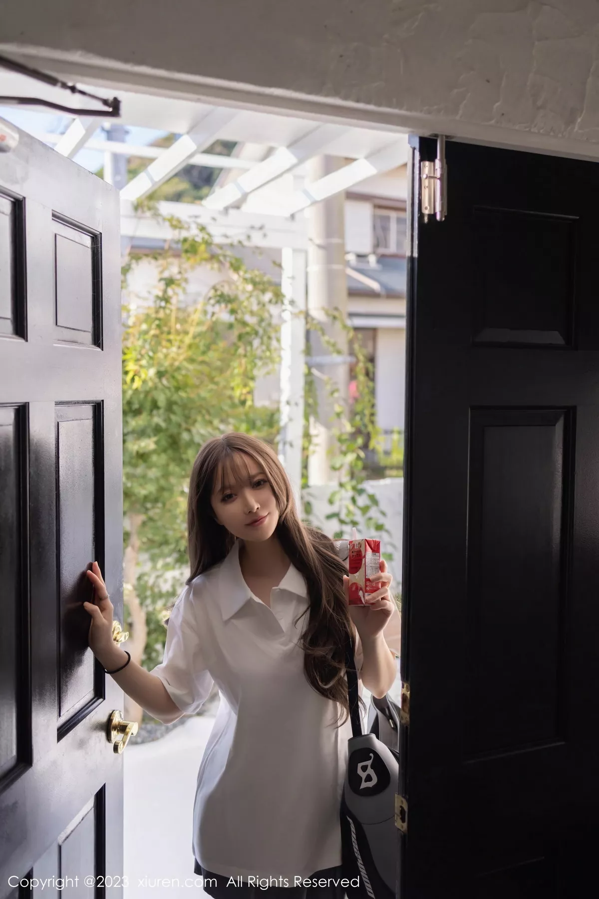 [[XiuRen秀人网]秀人网]No.7475_模特鱼子酱Fish性感白T配灰短裙露黑丝吊袜秀曼妙身姿诱惑写真85P