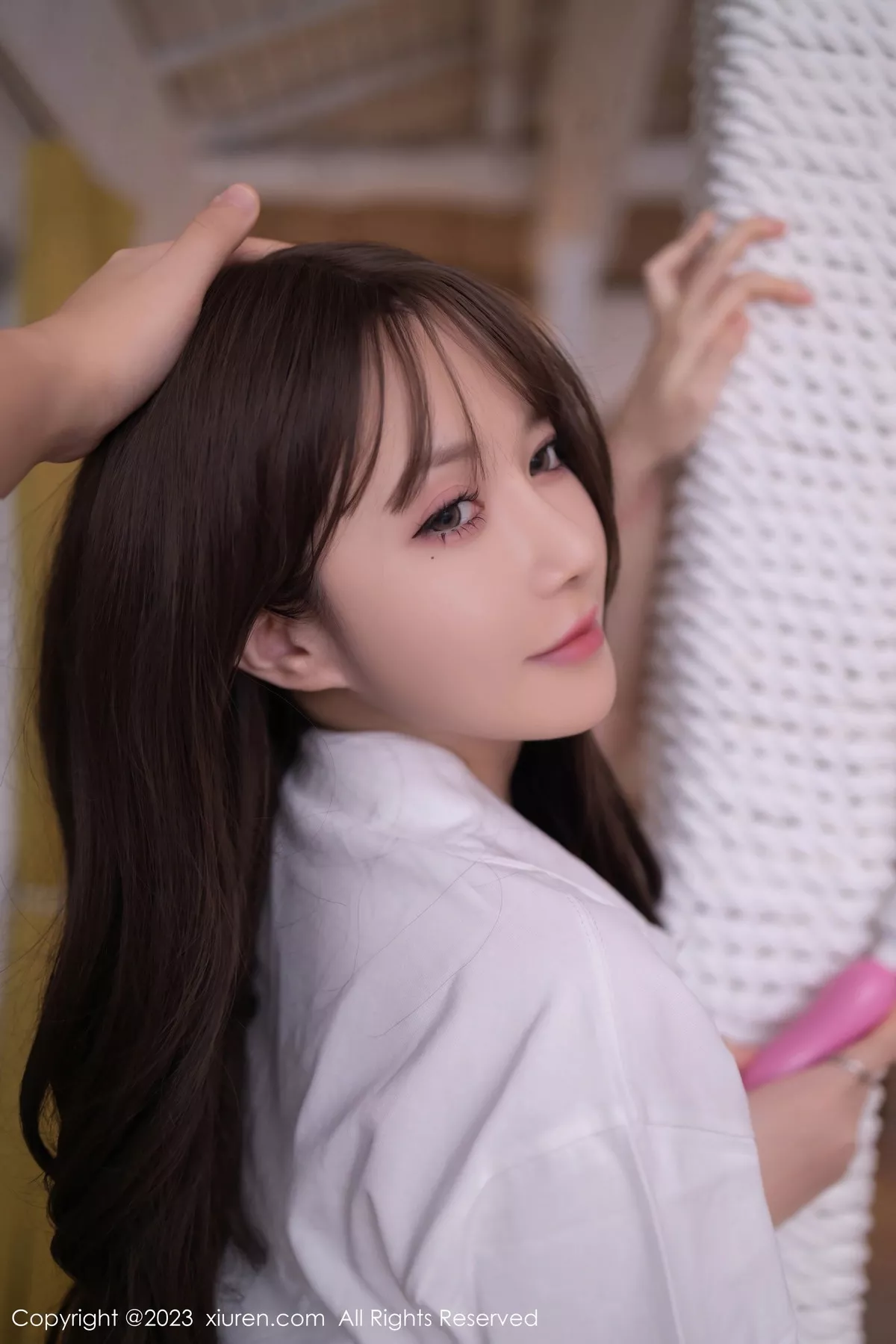 [[XiuRen秀人网]秀人网]No.7475_模特鱼子酱Fish性感白T配灰短裙露黑丝吊袜秀曼妙身姿诱惑写真85P