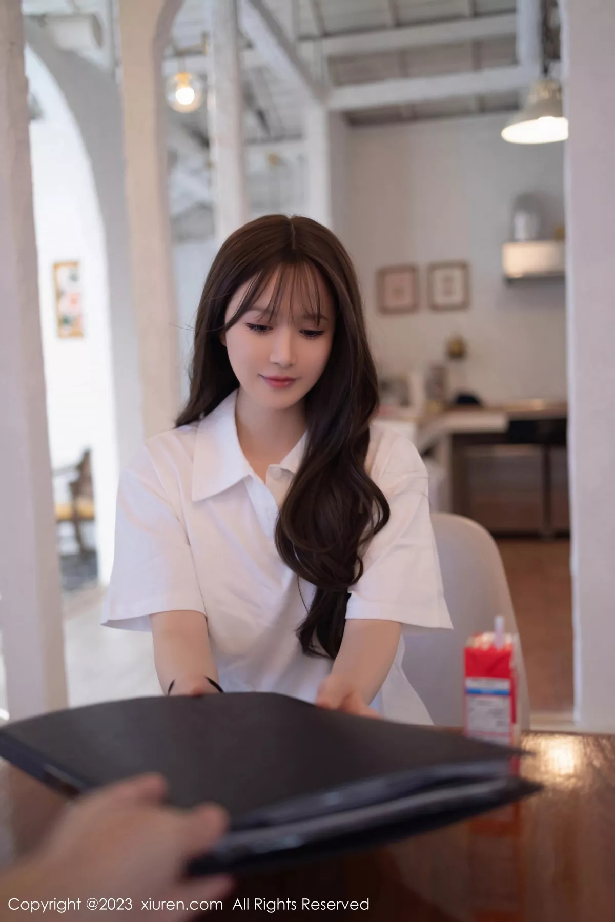 [[XiuRen秀人网]秀人网]No.7475_模特鱼子酱Fish性感白T配灰短裙露黑丝吊袜秀曼妙身姿诱惑写真85P