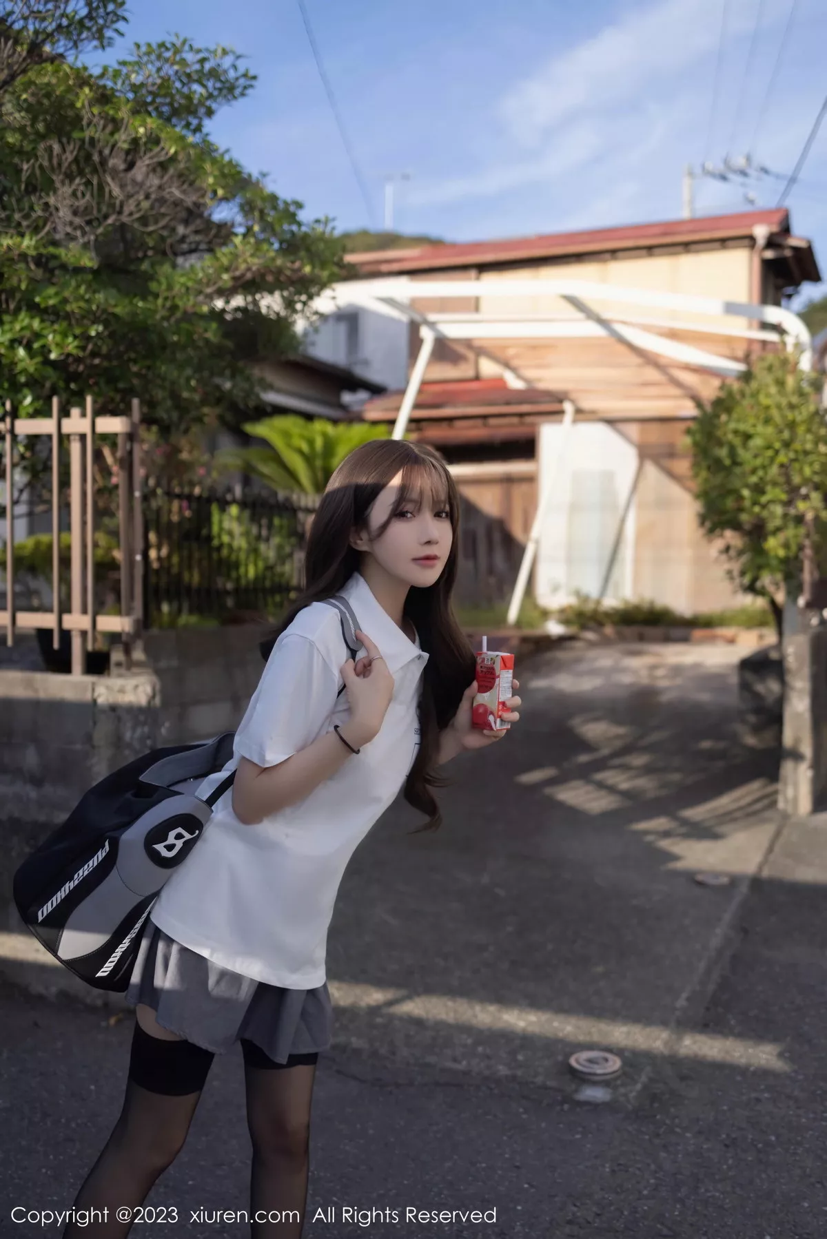 [[XiuRen秀人网]秀人网]No.7475_模特鱼子酱Fish性感白T配灰短裙露黑丝吊袜秀曼妙身姿诱惑写真85P