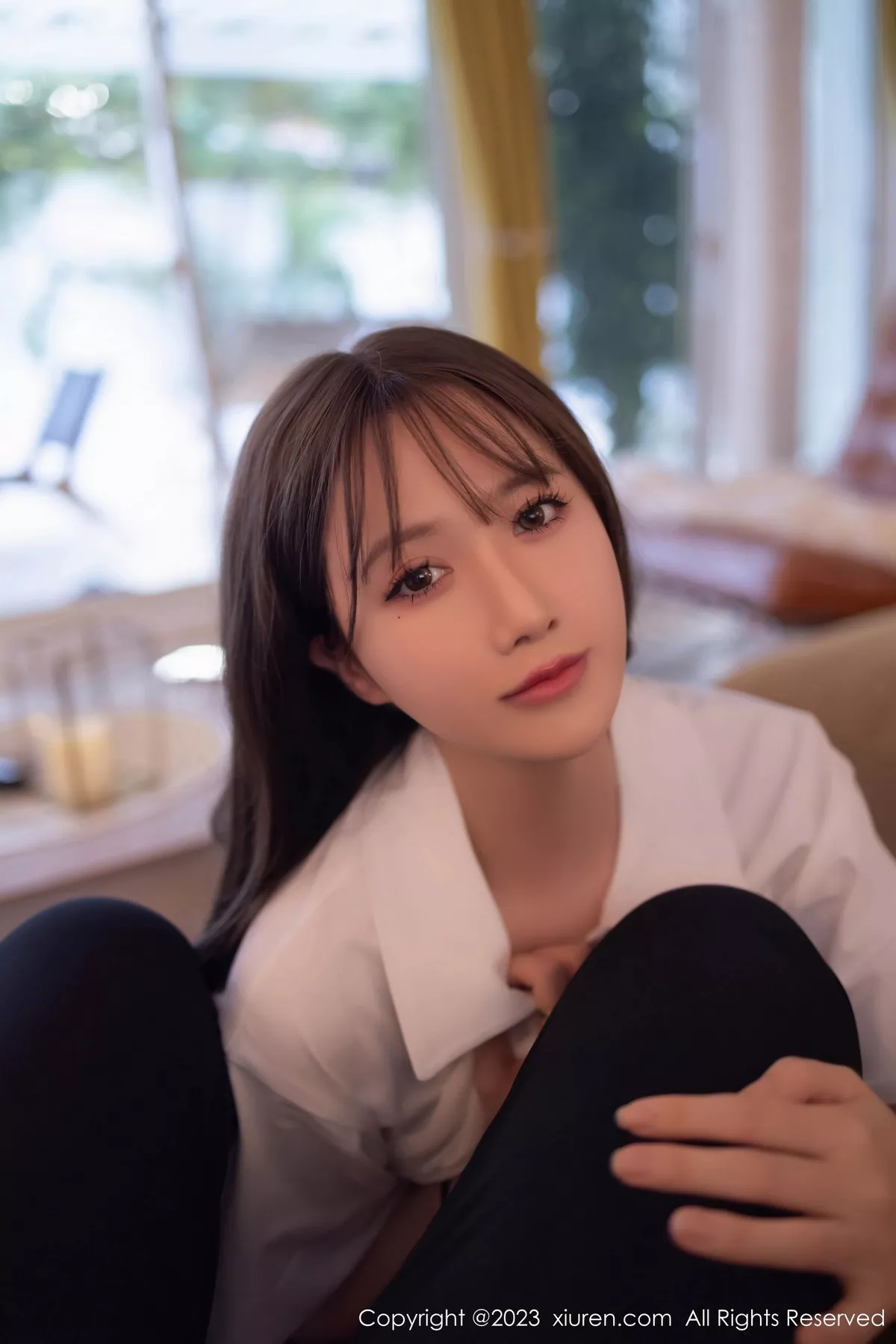 [[XiuRen秀人网]秀人网]No.7475_模特鱼子酱Fish性感白T配灰短裙露黑丝吊袜秀曼妙身姿诱惑写真85P