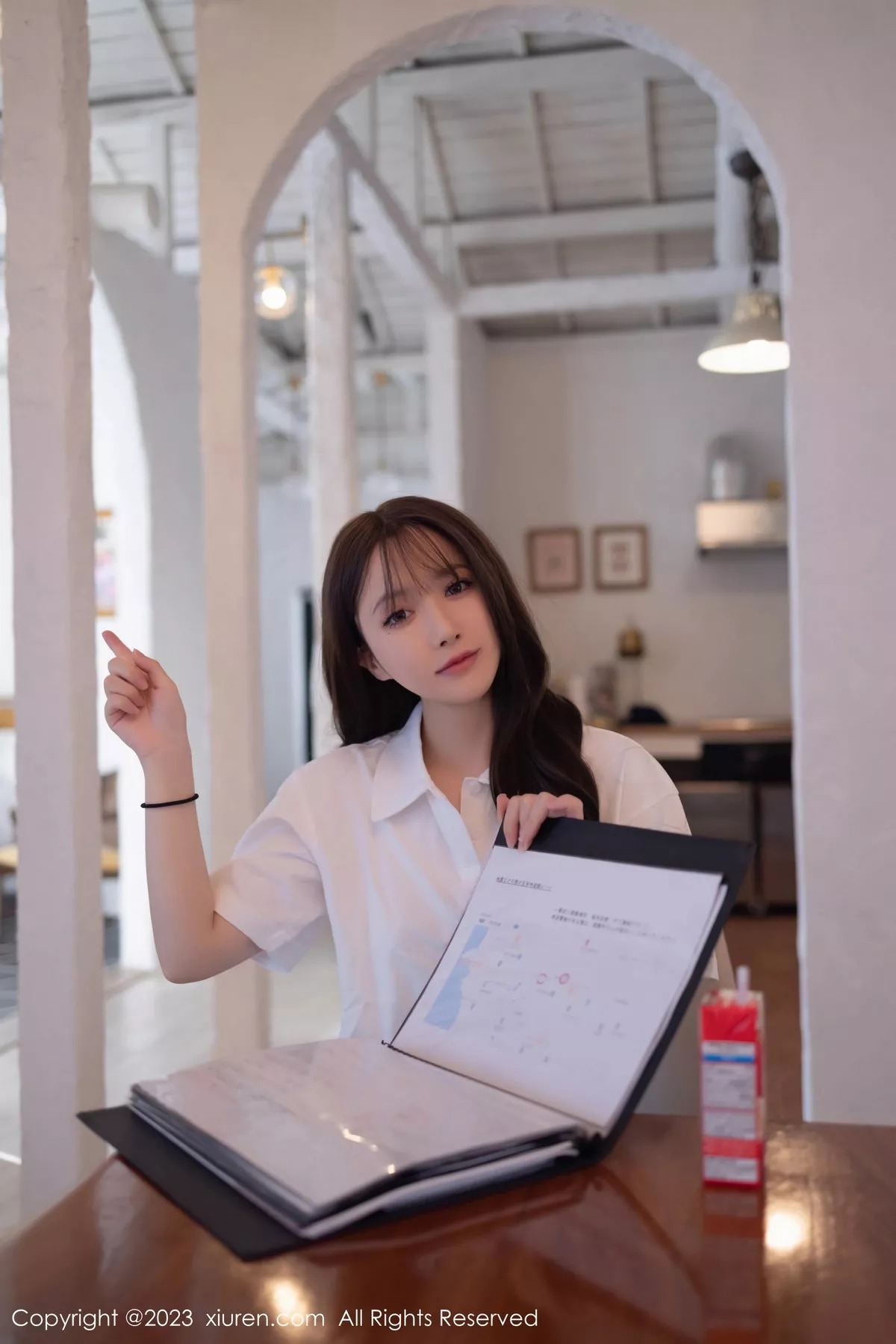 [[XiuRen秀人网]秀人网]No.7475_模特鱼子酱Fish性感白T配灰短裙露黑丝吊袜秀曼妙身姿诱惑写真85P