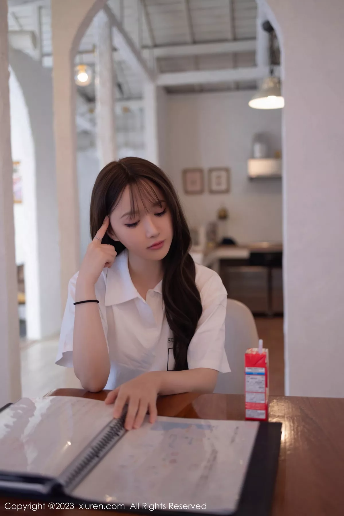 [[XiuRen秀人网]秀人网]No.7475_模特鱼子酱Fish性感白T配灰短裙露黑丝吊袜秀曼妙身姿诱惑写真85P