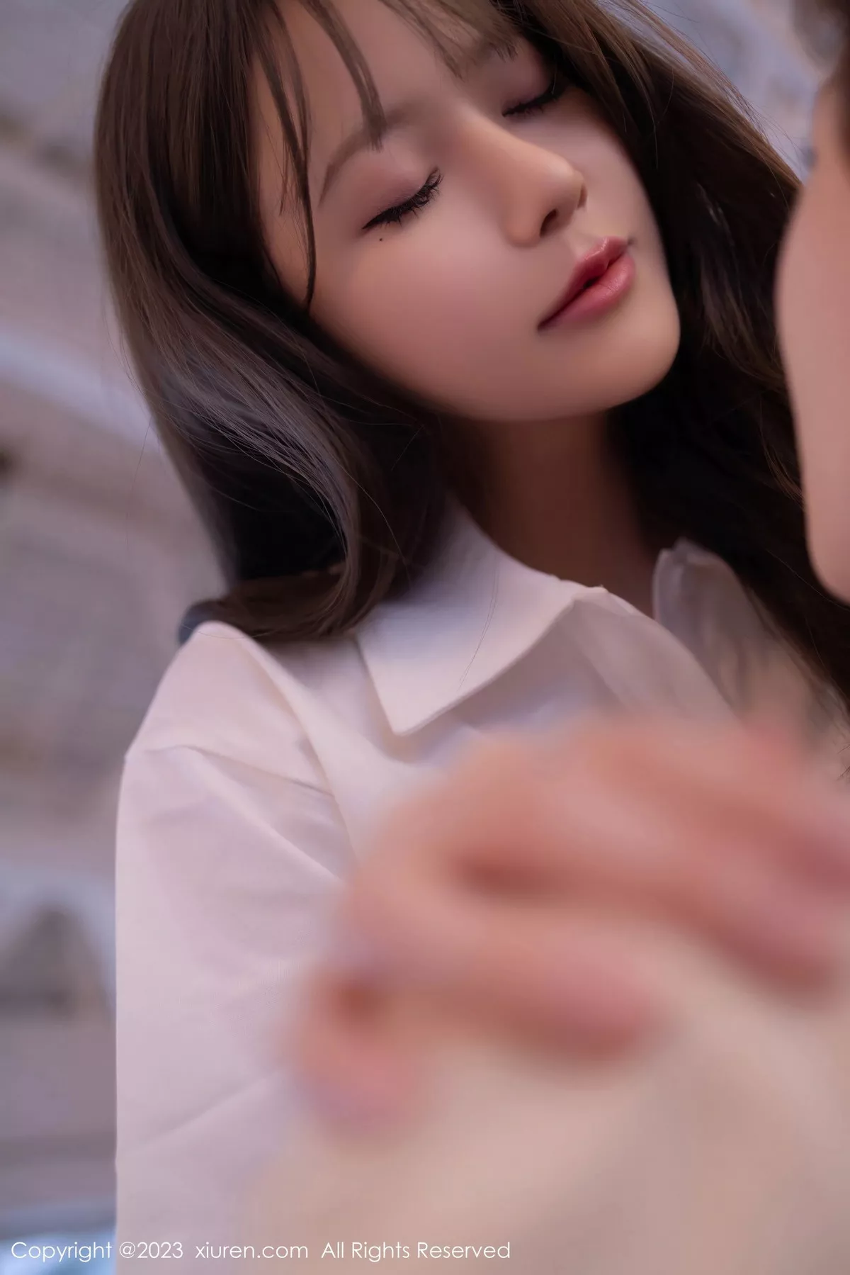 [[XiuRen秀人网]秀人网]No.7475_模特鱼子酱Fish性感白T配灰短裙露黑丝吊袜秀曼妙身姿诱惑写真85P