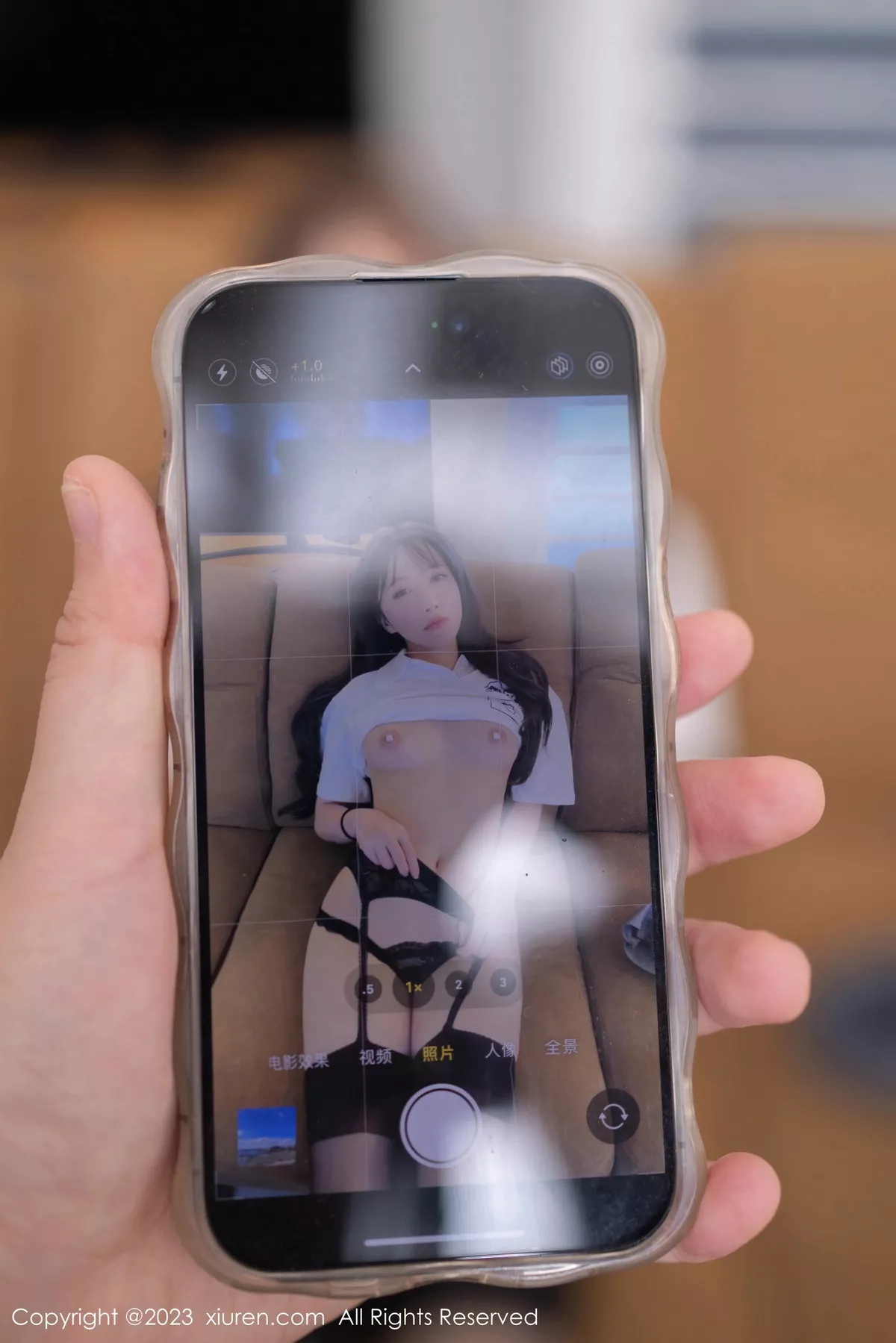 [[XiuRen秀人网]秀人网]No.7475_模特鱼子酱Fish性感白T配灰短裙露黑丝吊袜秀曼妙身姿诱惑写真85P