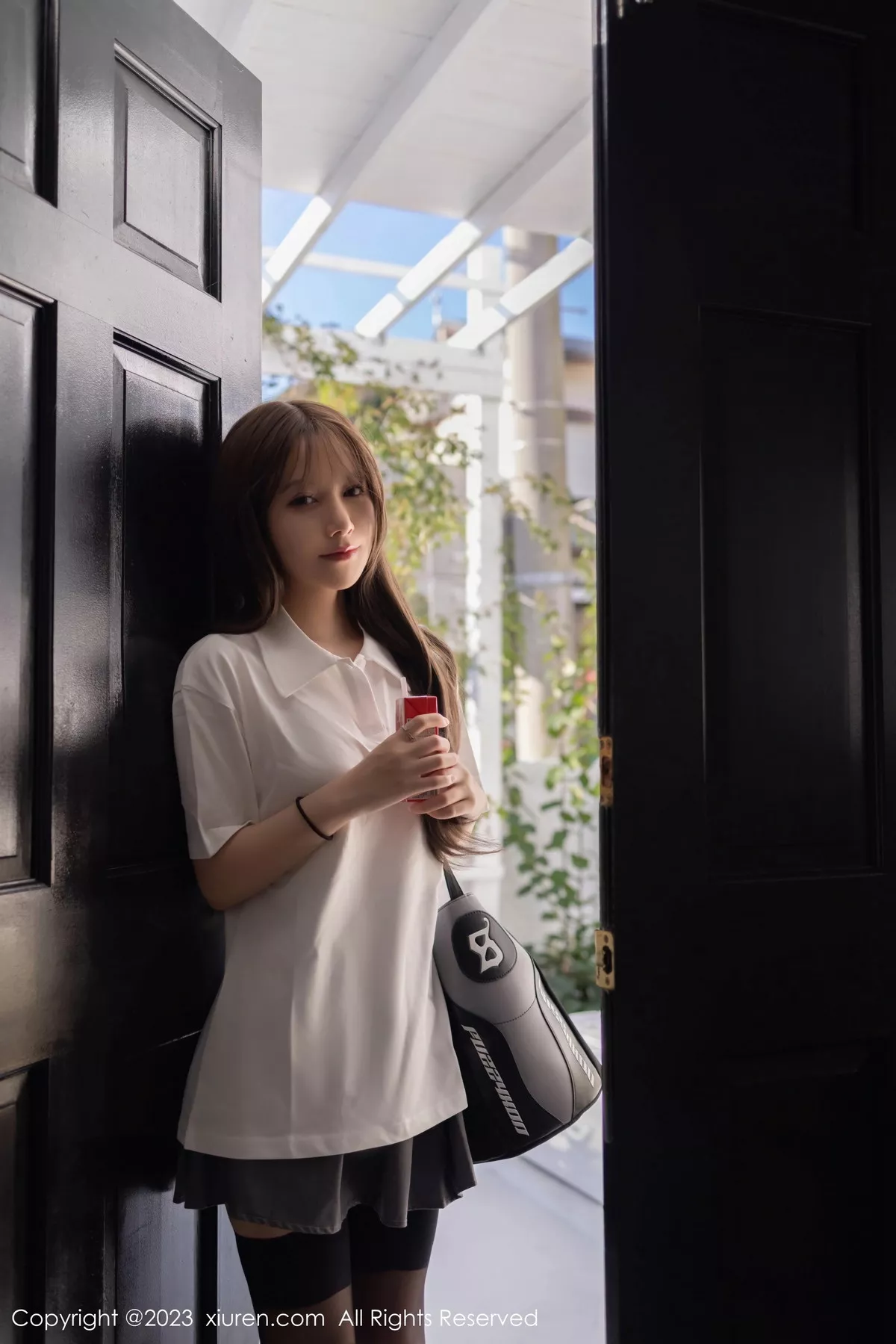 [[XiuRen秀人网]秀人网]No.7475_模特鱼子酱Fish性感白T配灰短裙露黑丝吊袜秀曼妙身姿诱惑写真85P