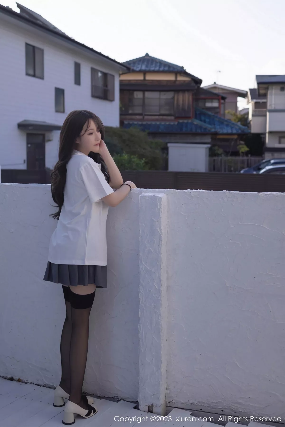 [[XiuRen秀人网]秀人网]No.7475_模特鱼子酱Fish性感白T配灰短裙露黑丝吊袜秀曼妙身姿诱惑写真85P