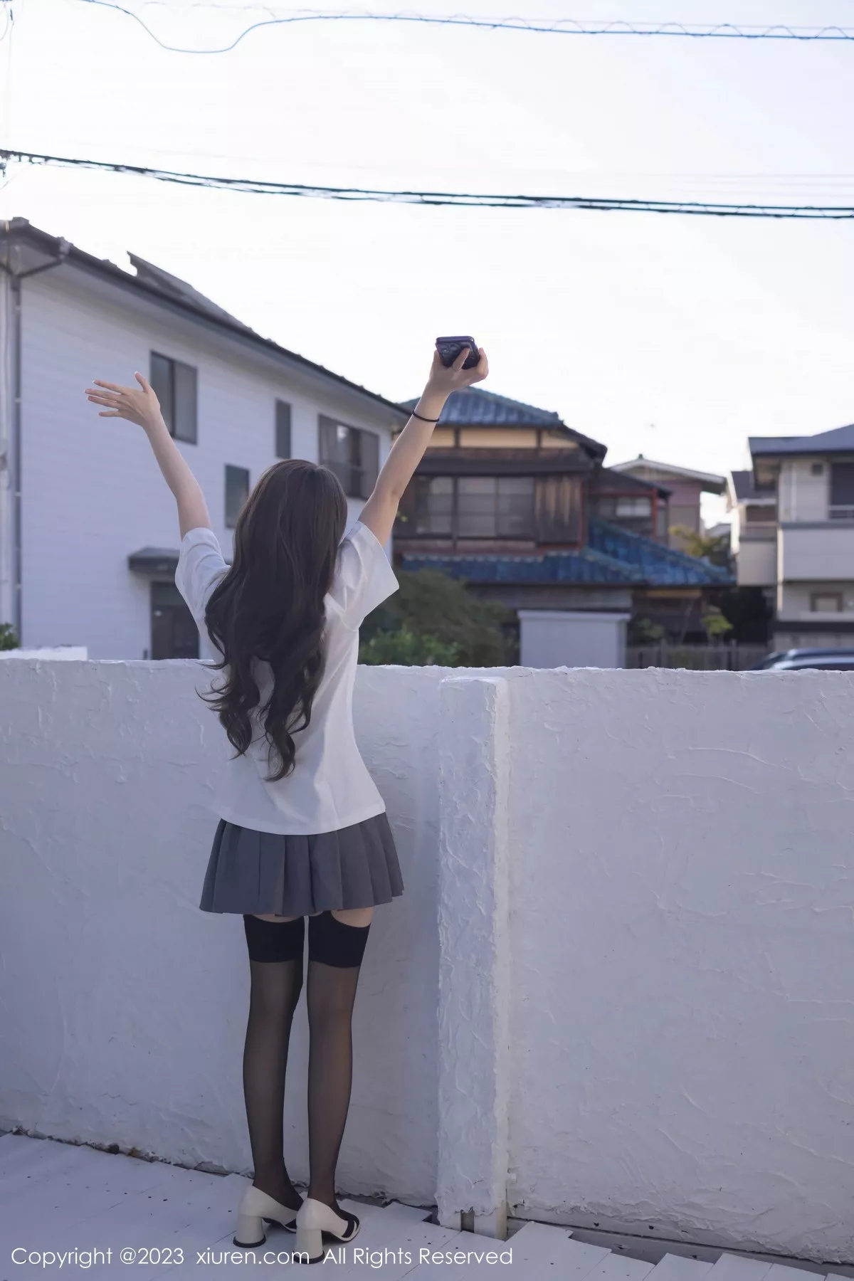 [[XiuRen秀人网]秀人网]No.7475_模特鱼子酱Fish性感白T配灰短裙露黑丝吊袜秀曼妙身姿诱惑写真85P