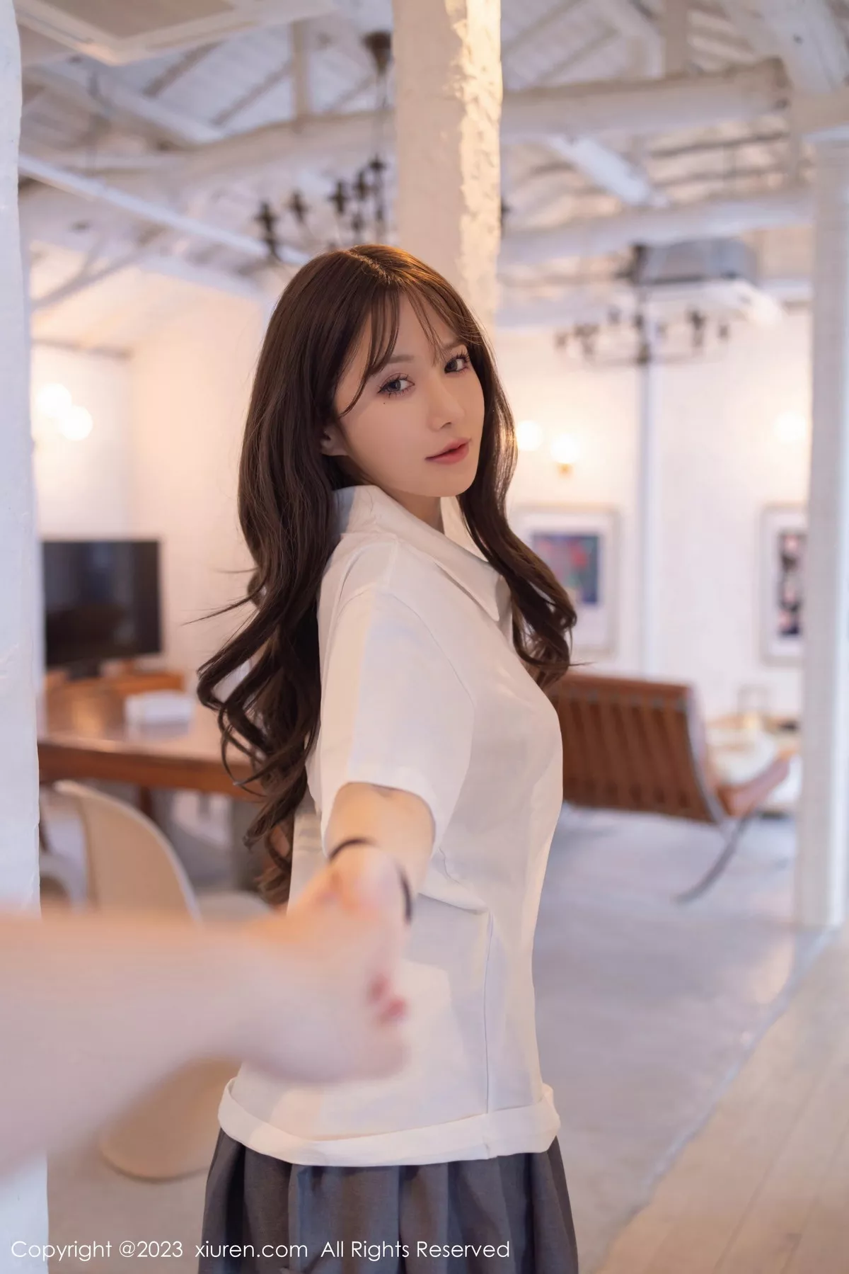 [[XiuRen秀人网]秀人网]No.7475_模特鱼子酱Fish性感白T配灰短裙露黑丝吊袜秀曼妙身姿诱惑写真85P