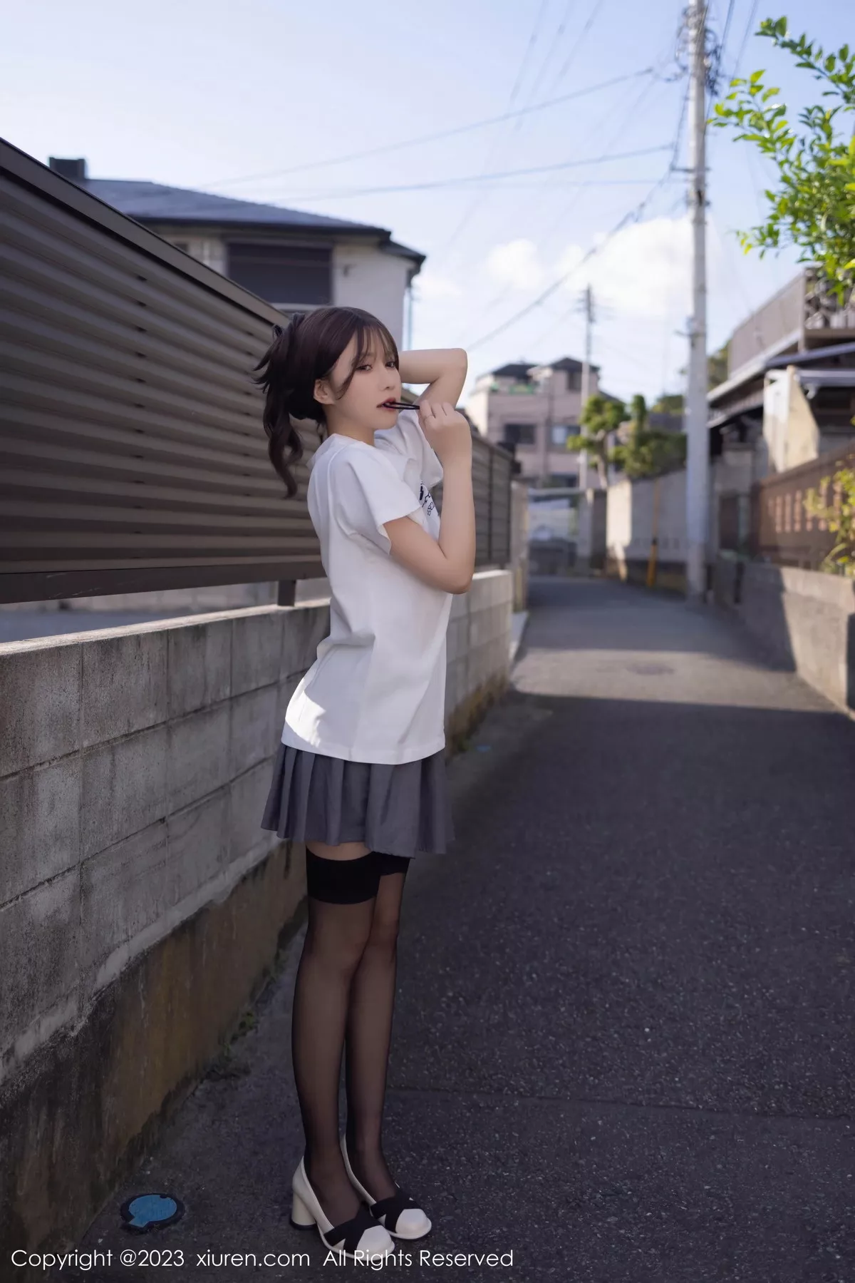 [[XiuRen秀人网]秀人网]No.7475_模特鱼子酱Fish性感白T配灰短裙露黑丝吊袜秀曼妙身姿诱惑写真85P