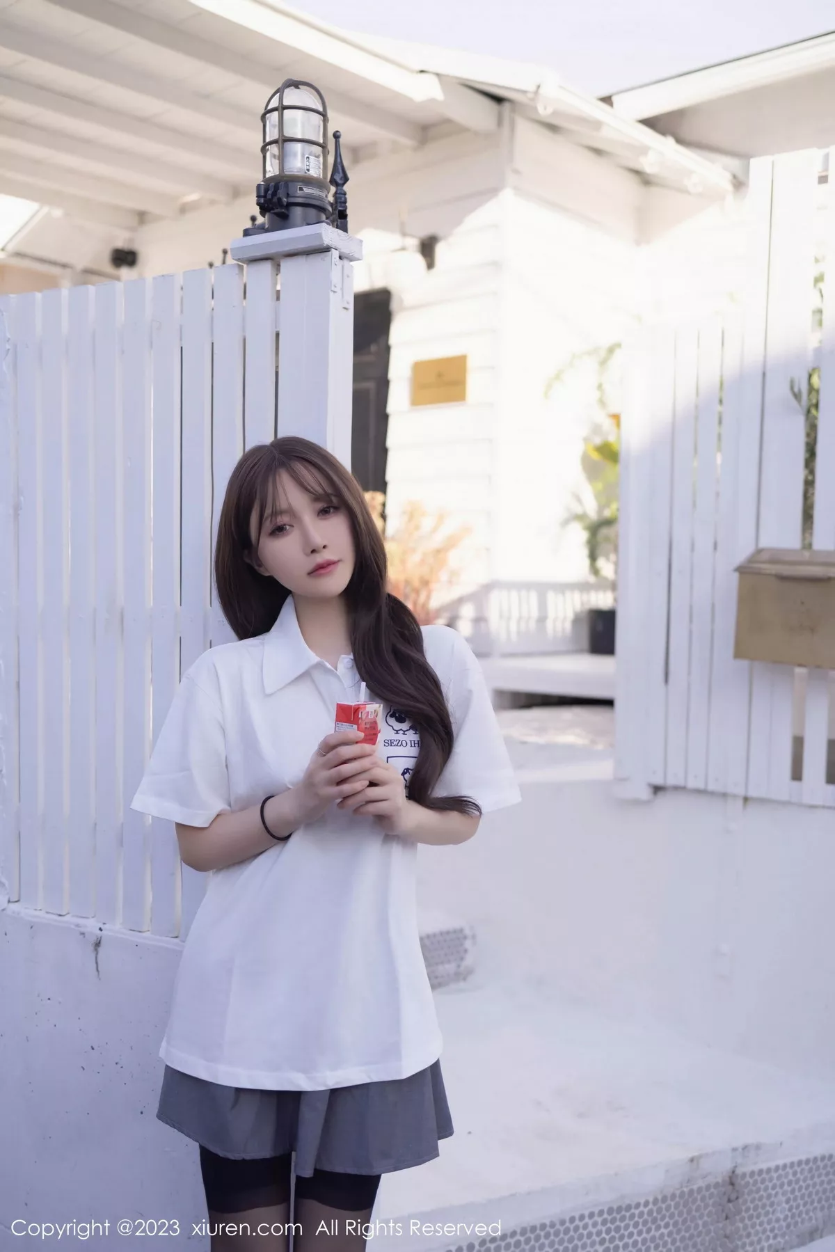 [[XiuRen秀人网]秀人网]No.7475_模特鱼子酱Fish性感白T配灰短裙露黑丝吊袜秀曼妙身姿诱惑写真85P