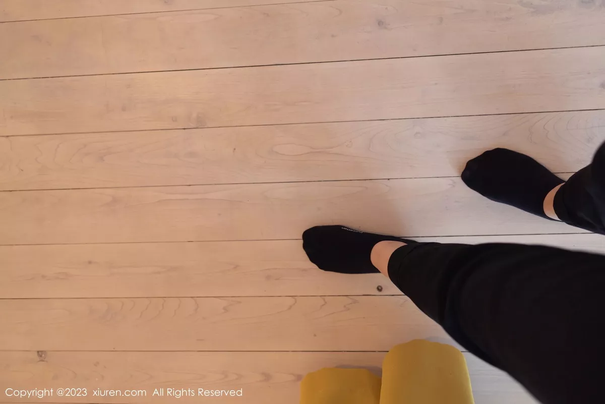 [[XiuRen秀人网]秀人网]No.7475_模特鱼子酱Fish性感白T配灰短裙露黑丝吊袜秀曼妙身姿诱惑写真85P