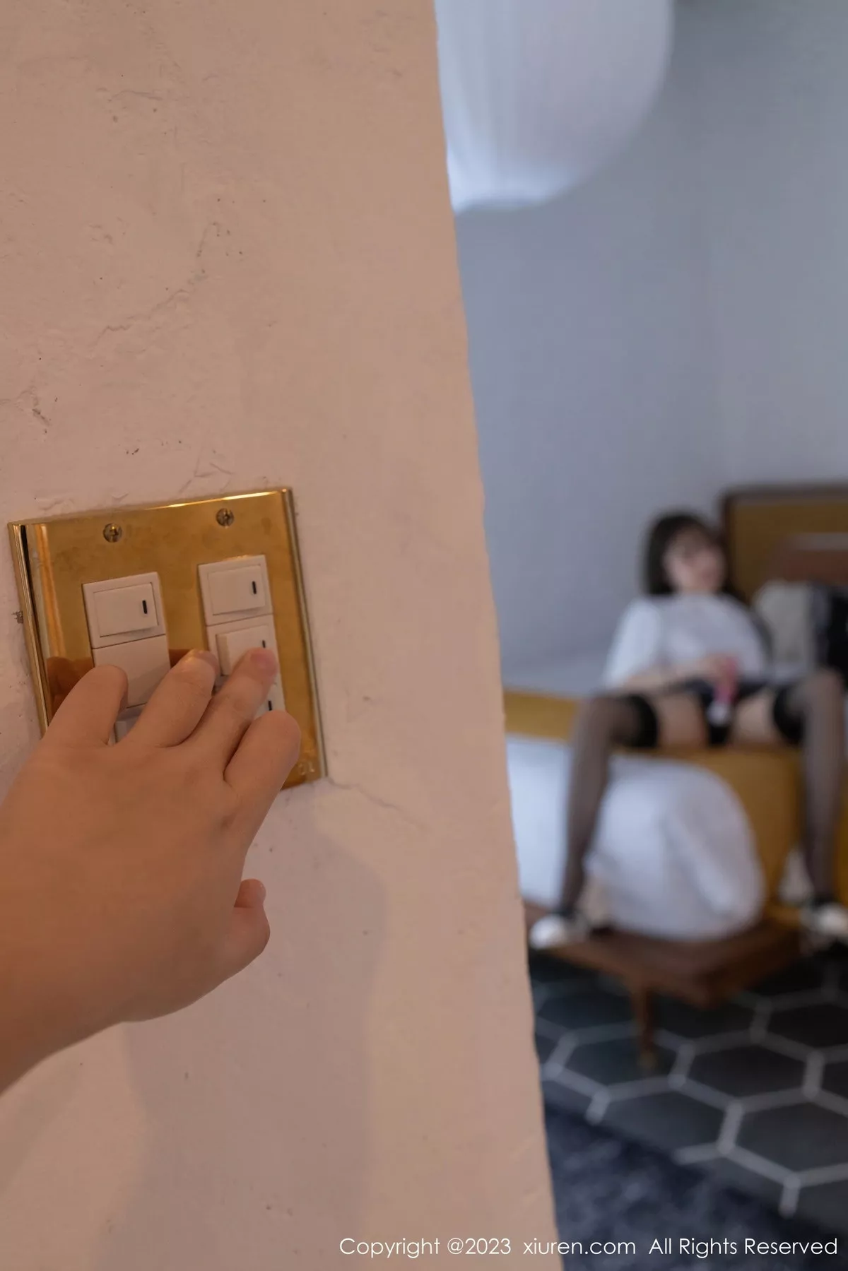 [[XiuRen秀人网]秀人网]No.7475_模特鱼子酱Fish性感白T配灰短裙露黑丝吊袜秀曼妙身姿诱惑写真85P