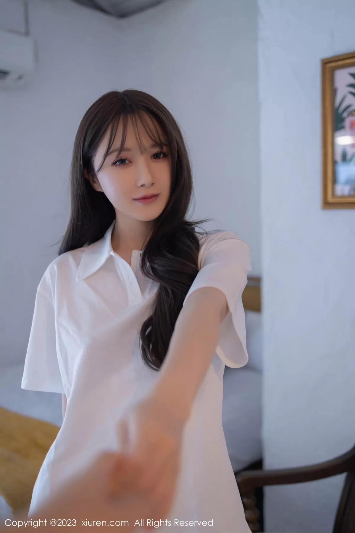 [[XiuRen秀人网]秀人网]No.7475_模特鱼子酱Fish性感白T配灰短裙露黑丝吊袜秀曼妙身姿诱惑写真85P