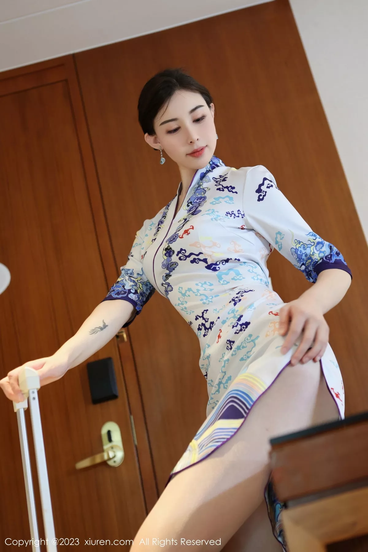 [[XiuRen秀人网]秀人网]No.7479_模特曼柔性感制服露淡粉色内衣配超薄肉丝秀曼妙身姿诱惑写真102P