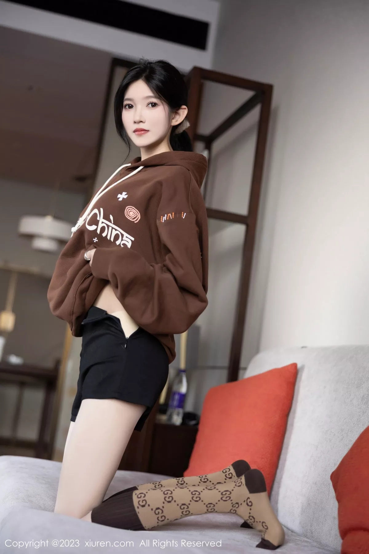 [[XiuRen秀人网]秀人网]No.7488_模特程程程咖啡色卫衣露淡红内衣配肉丝袜秀曼妙身姿诱惑写真81P
