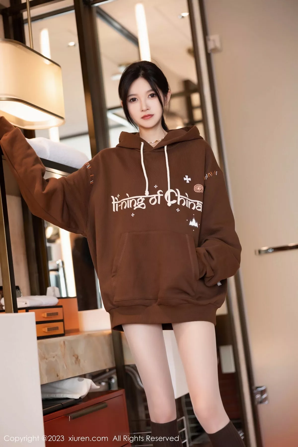 [[XiuRen秀人网]秀人网]No.7488_模特程程程咖啡色卫衣露淡红内衣配肉丝袜秀曼妙身姿诱惑写真81P