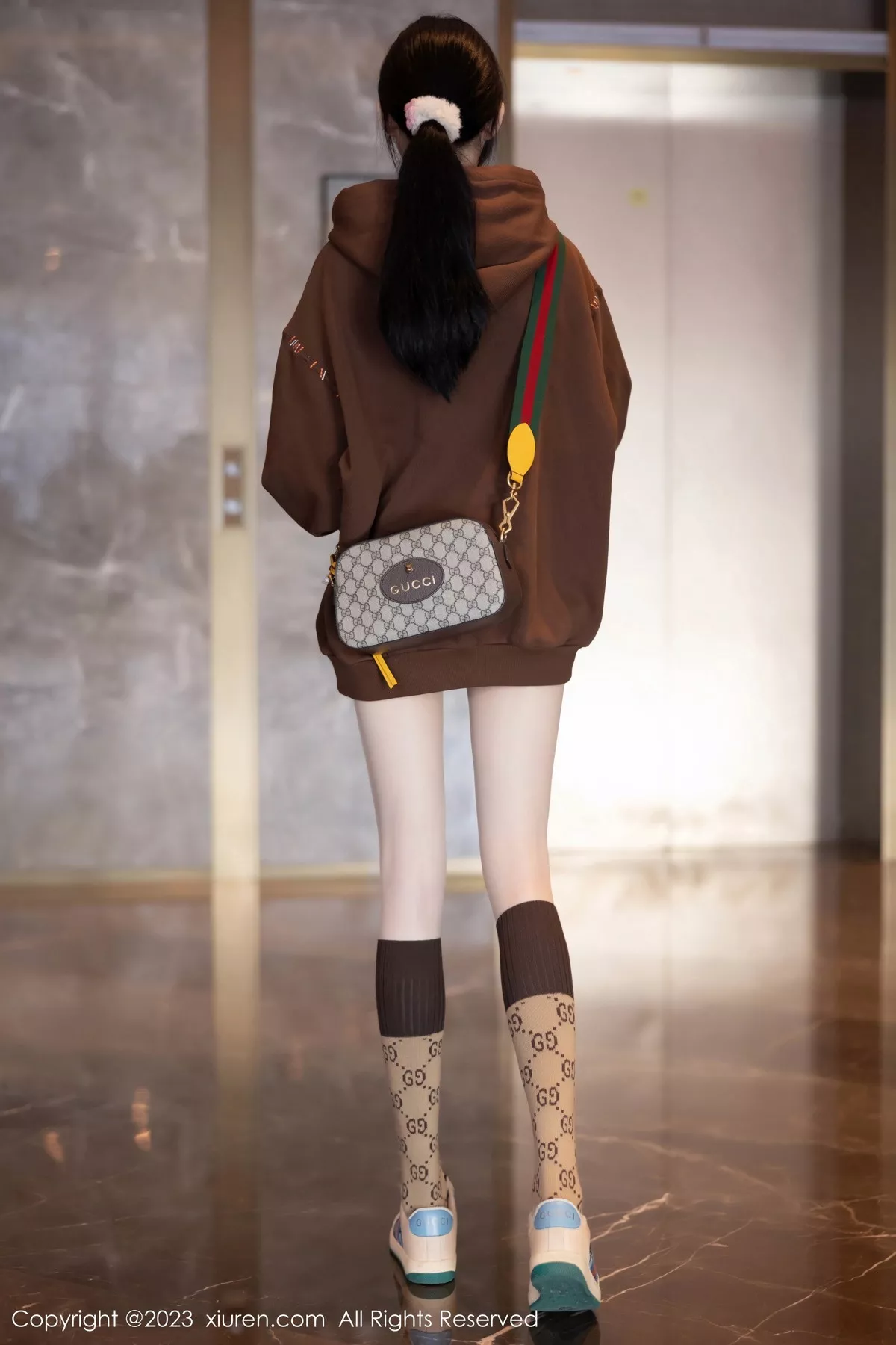 [[XiuRen秀人网]秀人网]No.7488_模特程程程咖啡色卫衣露淡红内衣配肉丝袜秀曼妙身姿诱惑写真81P