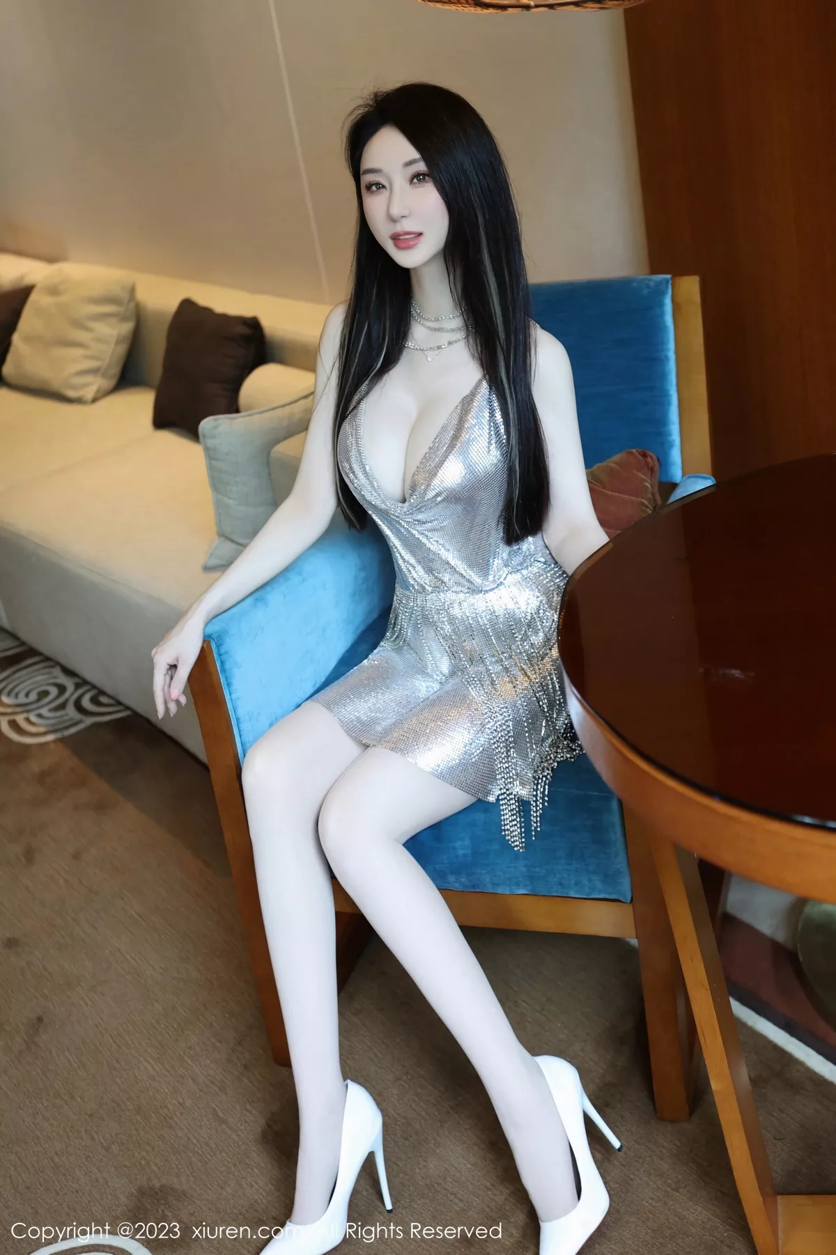 [[XiuRen秀人网]秀人网]No.7483_新人模特田兮白性感银白吊带裙配原色丝袜秀丰腴身姿诱惑写真70P