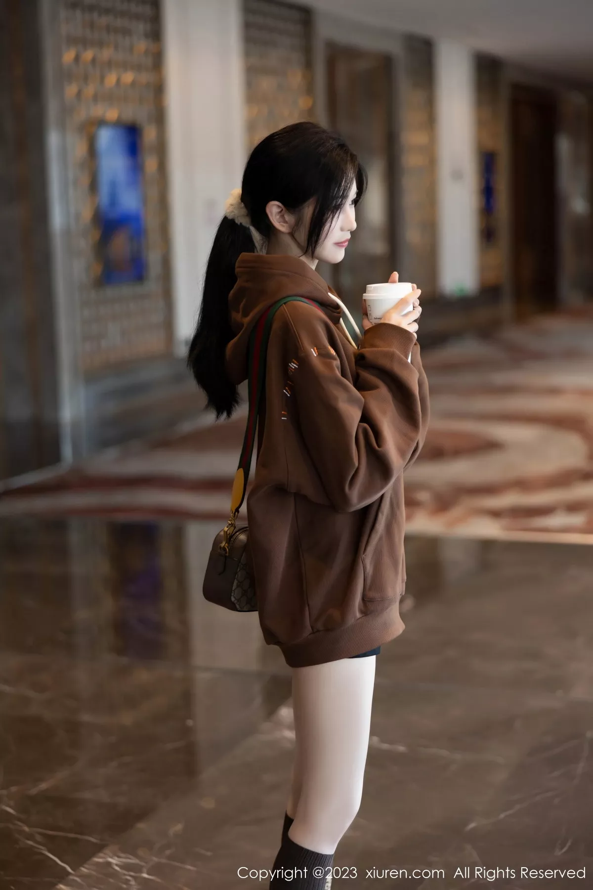 [[XiuRen秀人网]秀人网]No.7488_模特程程程咖啡色卫衣露淡红内衣配肉丝袜秀曼妙身姿诱惑写真81P
