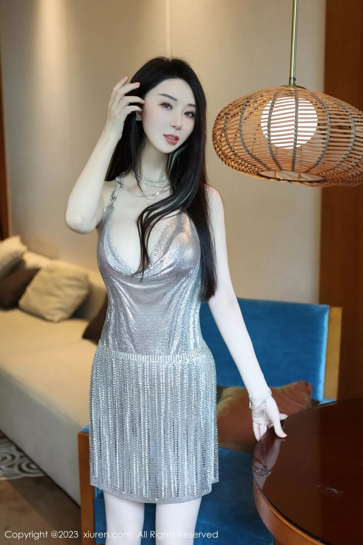 [[XiuRen秀人网]秀人网]No.7483_新人模特田兮白性感银白吊带裙配原色丝袜秀丰腴身姿诱惑写真70P