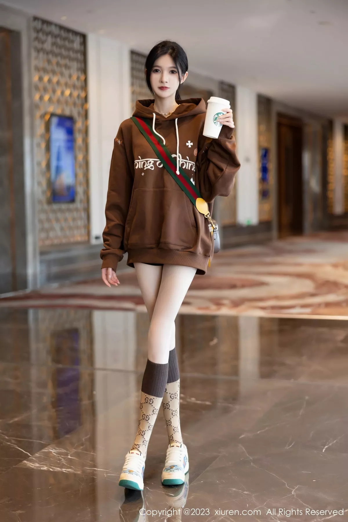 [[XiuRen秀人网]秀人网]No.7488_模特程程程咖啡色卫衣露淡红内衣配肉丝袜秀曼妙身姿诱惑写真81P