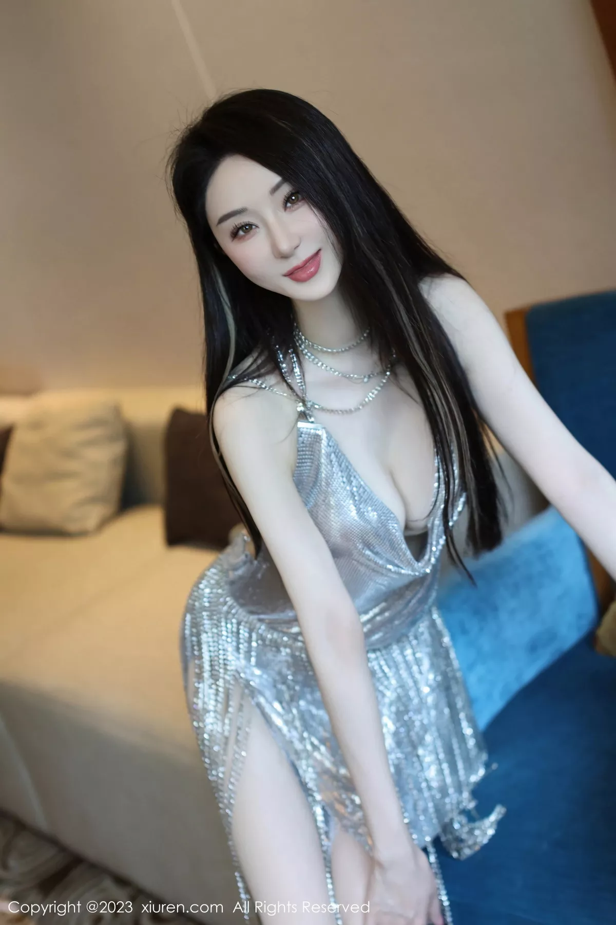 [[XiuRen秀人网]秀人网]No.7483_新人模特田兮白性感银白吊带裙配原色丝袜秀丰腴身姿诱惑写真70P