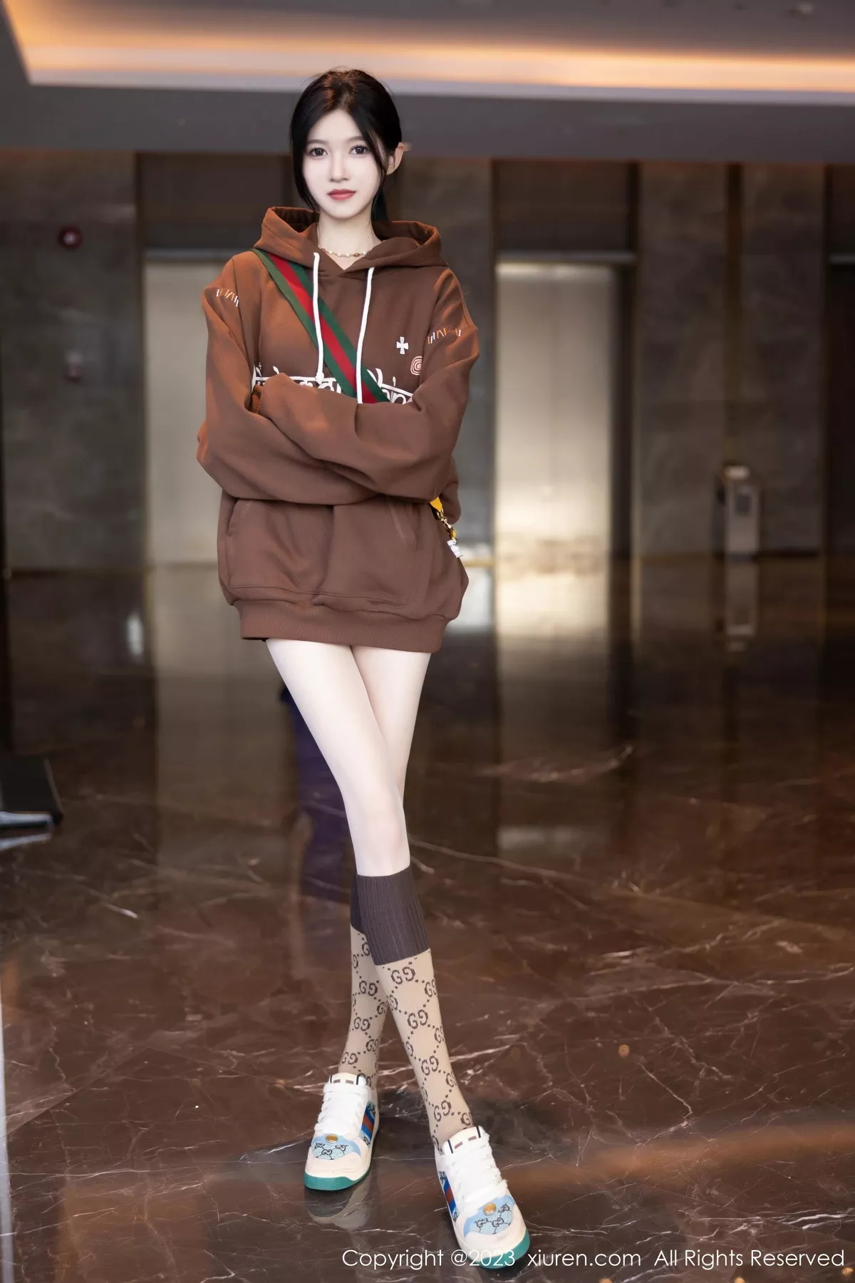 [[XiuRen秀人网]秀人网]No.7488_模特程程程咖啡色卫衣露淡红内衣配肉丝袜秀曼妙身姿诱惑写真81P