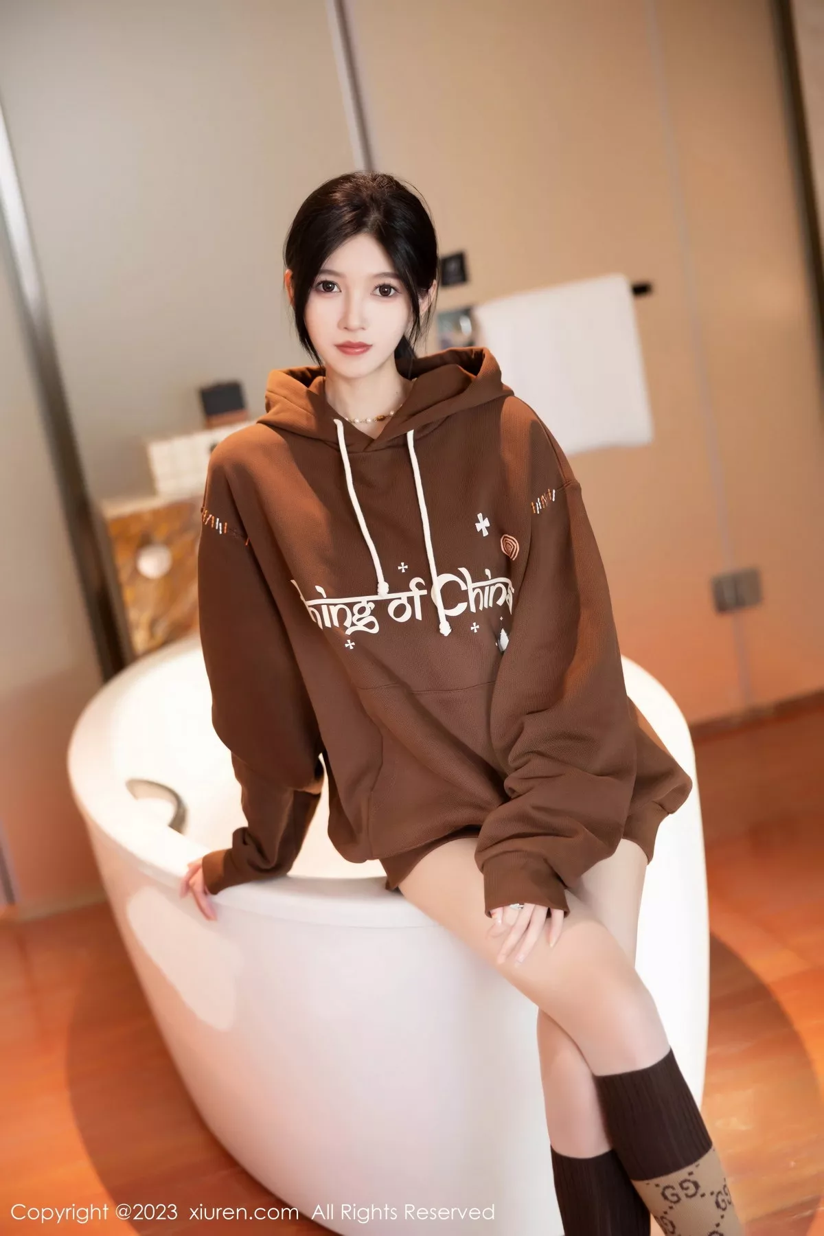 [[XiuRen秀人网]秀人网]No.7488_模特程程程咖啡色卫衣露淡红内衣配肉丝袜秀曼妙身姿诱惑写真81P