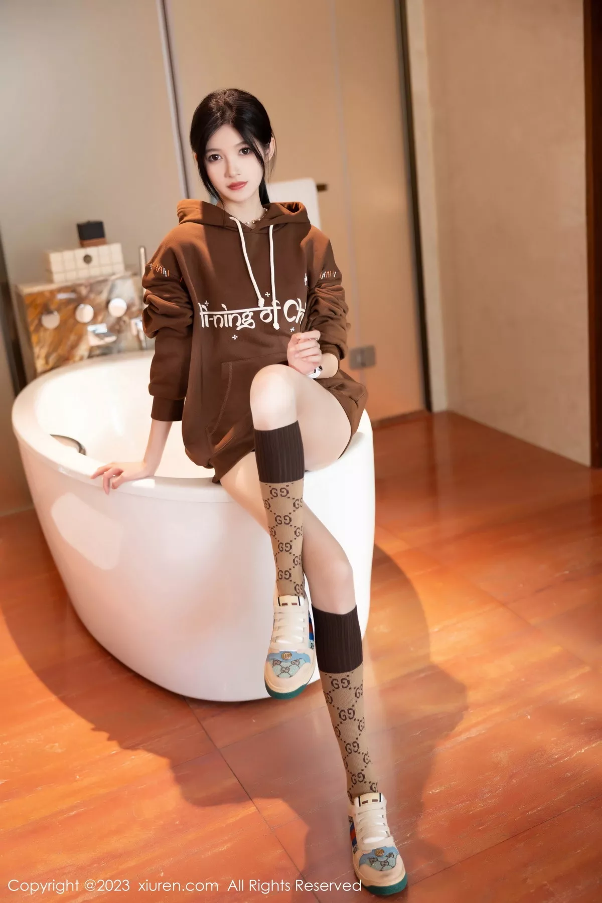 [[XiuRen秀人网]秀人网]No.7488_模特程程程咖啡色卫衣露淡红内衣配肉丝袜秀曼妙身姿诱惑写真81P