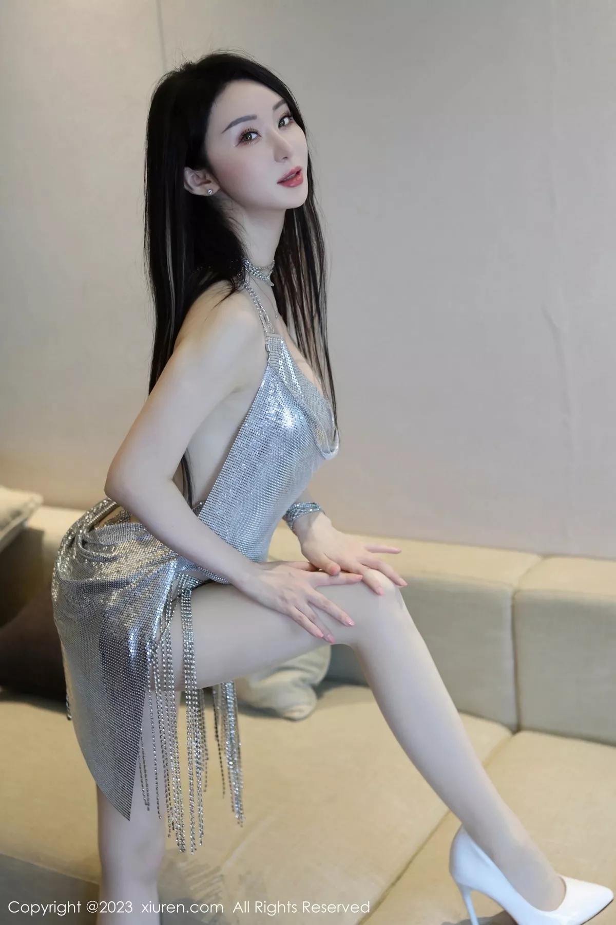 [[XiuRen秀人网]秀人网]No.7483_新人模特田兮白性感银白吊带裙配原色丝袜秀丰腴身姿诱惑写真70P