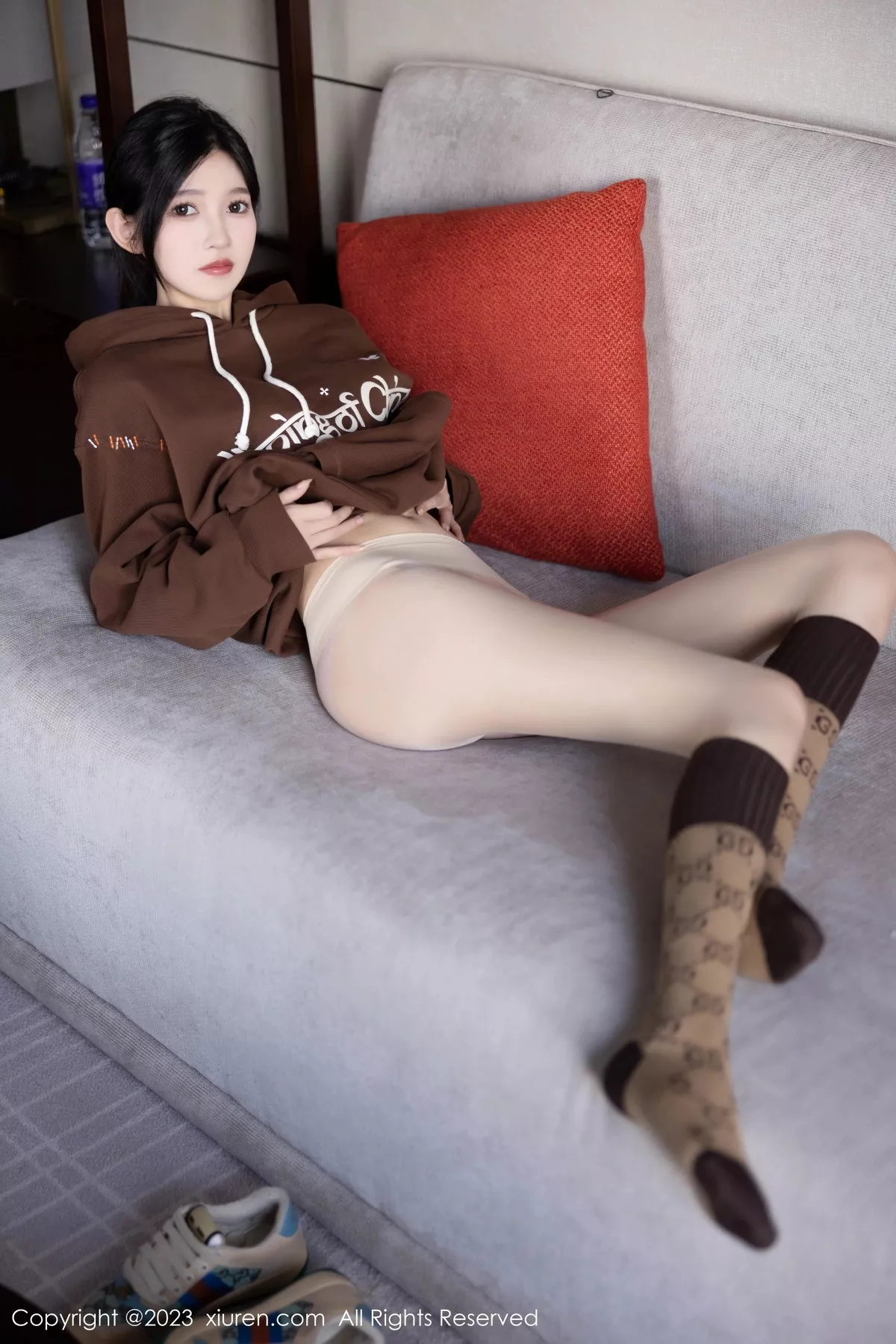 [[XiuRen秀人网]秀人网]No.7488_模特程程程咖啡色卫衣露淡红内衣配肉丝袜秀曼妙身姿诱惑写真81P