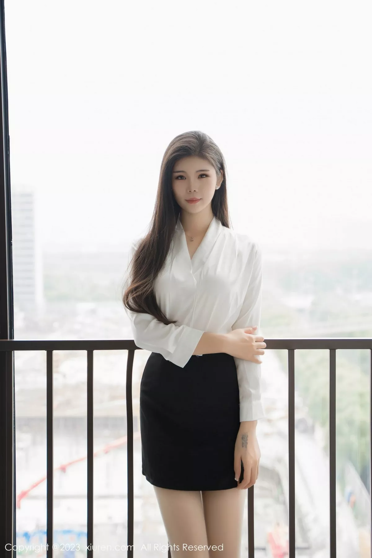 [[XiuRen秀人网]秀人网]No.7486_模特雪糕CiCi性感白T配黑色短裙露超薄无内肉丝秀美腿诱惑写真57P