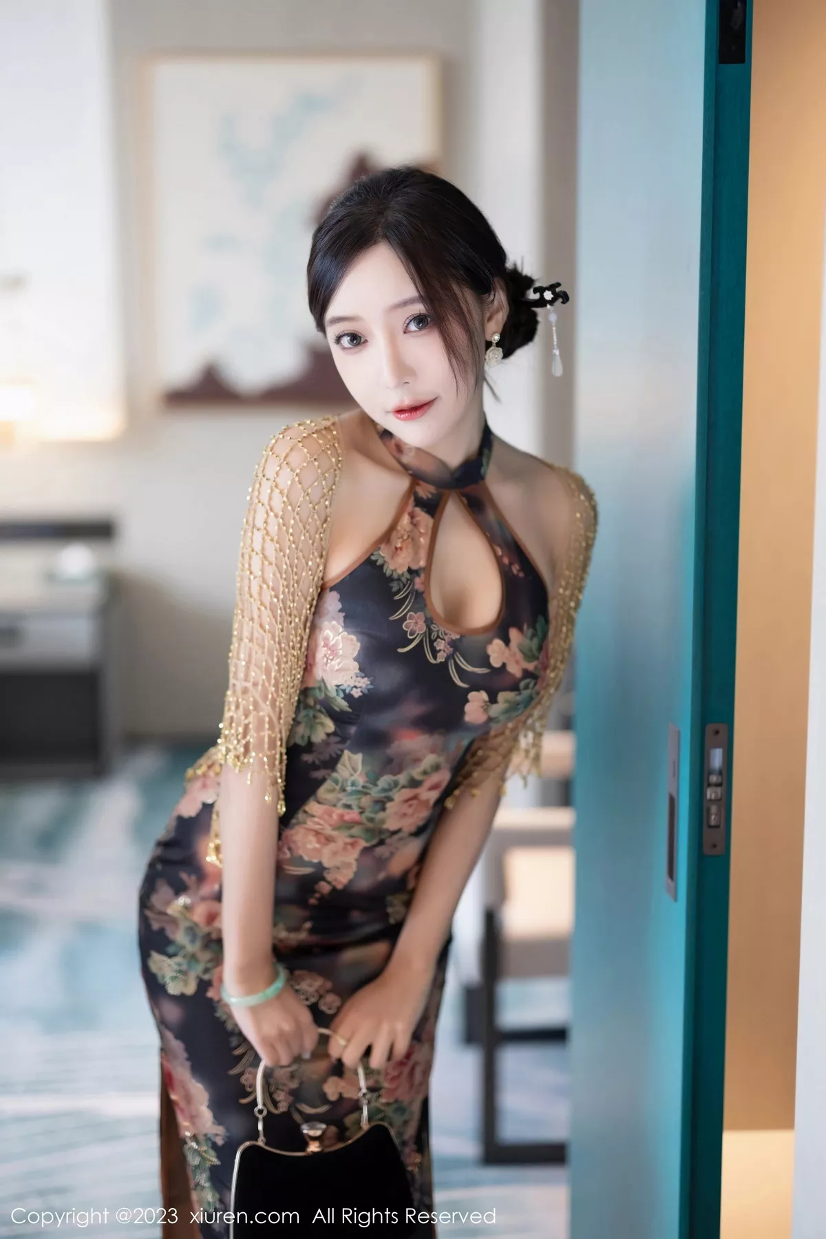 [[XiuRen秀人网]秀人网]No.7495_女神王馨瑶yanni性感花纹旗袍露淡紫色内衣配开档肉丝诱惑写真81P