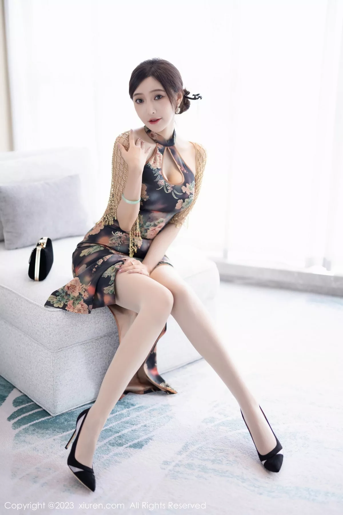 [[XiuRen秀人网]秀人网]No.7495_女神王馨瑶yanni性感花纹旗袍露淡紫色内衣配开档肉丝诱惑写真81P