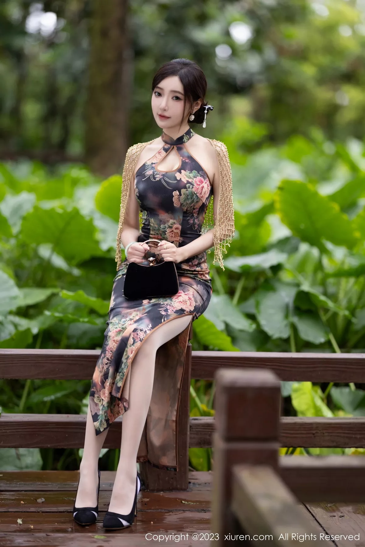 [[XiuRen秀人网]秀人网]No.7495_女神王馨瑶yanni性感花纹旗袍露淡紫色内衣配开档肉丝诱惑写真81P